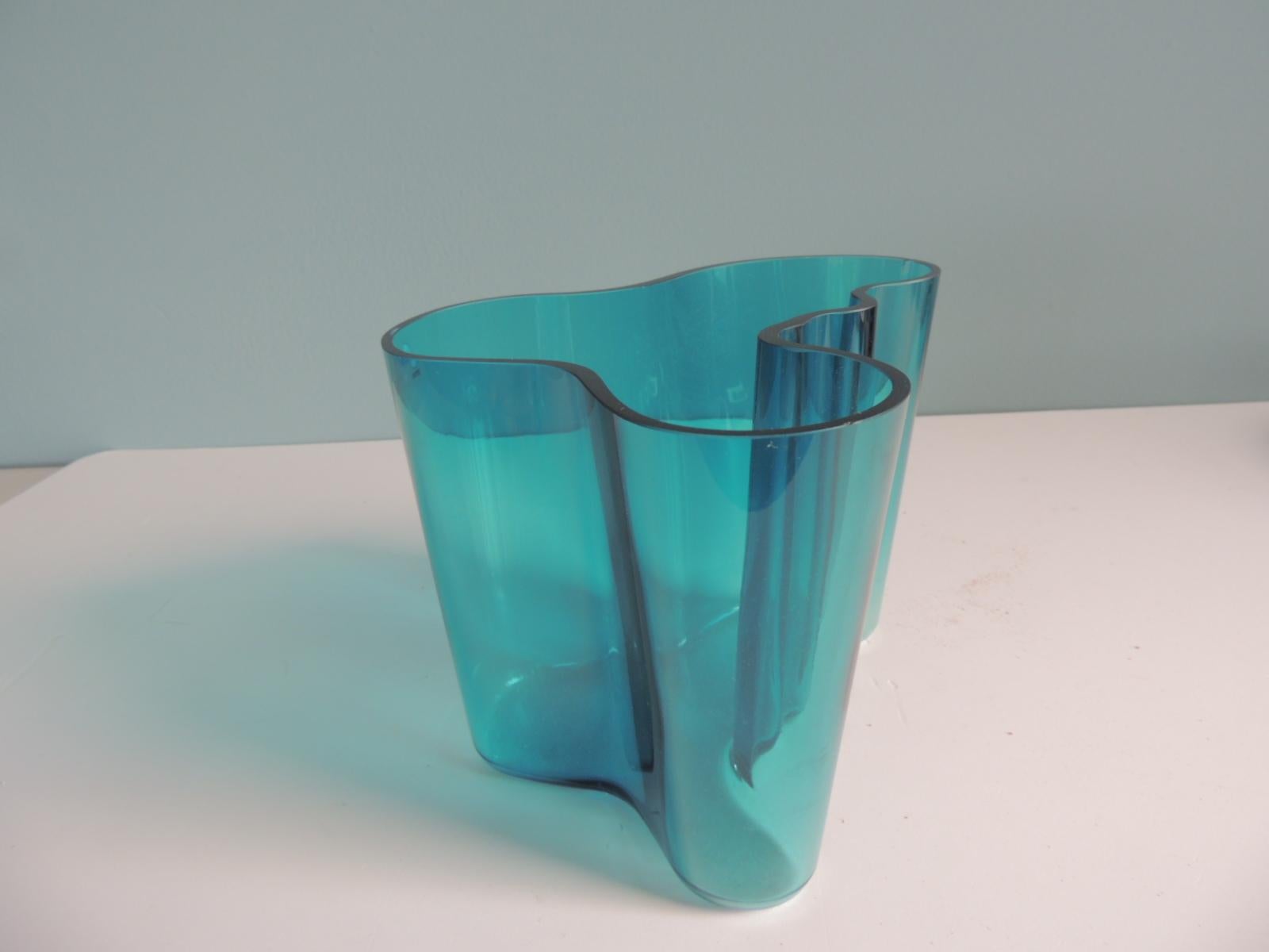 Green Alvar Aalto vase for iittala.
Undulating shape vase
Vase on 1936 original design.
Size: 8
