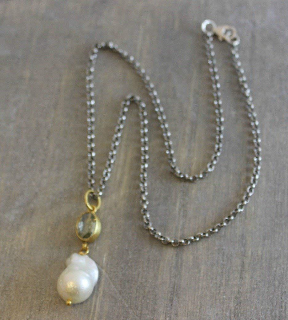 Ti presentiamo la nostra squisita collana artigianale in argento sterling con ametista verde e perle d'acqua dolce coltivate! 
Questo splendido pezzo combina la bellezza di una gemma di ametista verde sfaccettata e di una lucente perla barocca