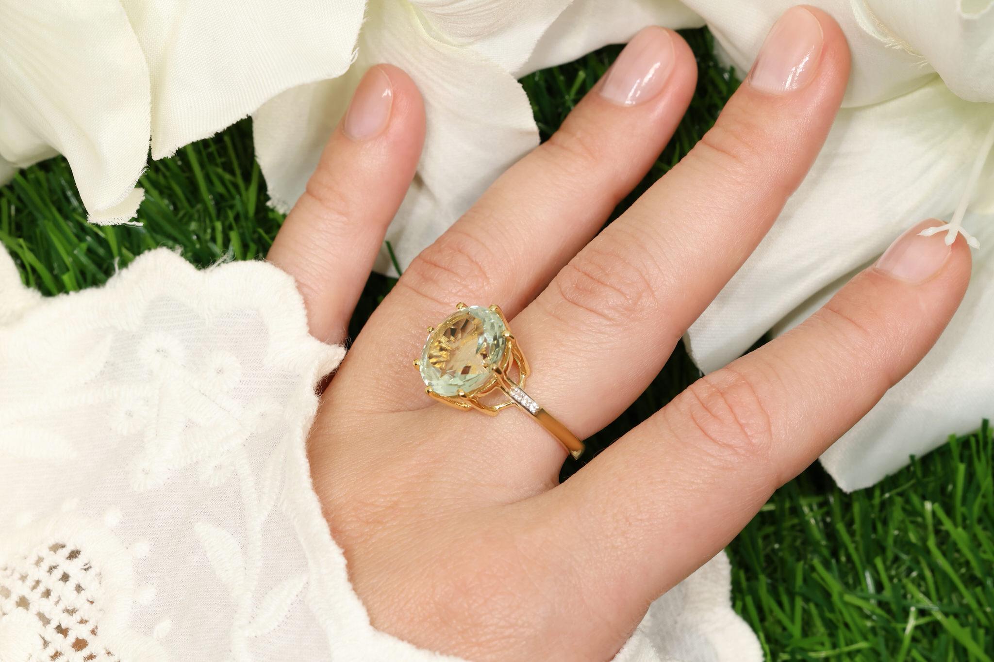 Contemporary Green Amethyst Crown Ring White Topaz Setting 7.5 Carats For Sale