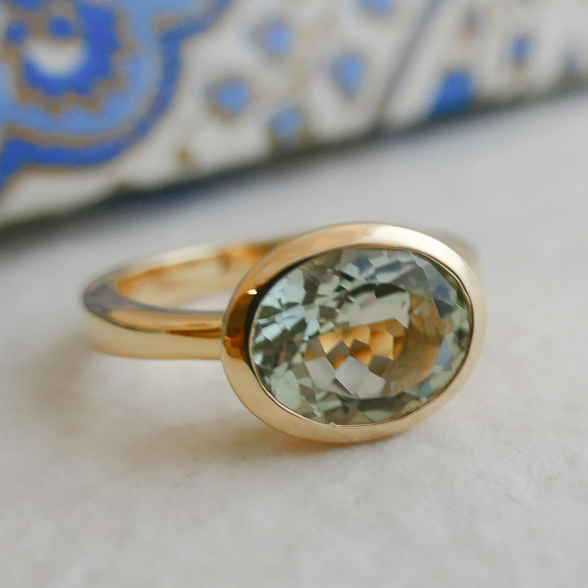 Taglio ovale Anello in argento placcato oro con ametista verde ovale in vendita