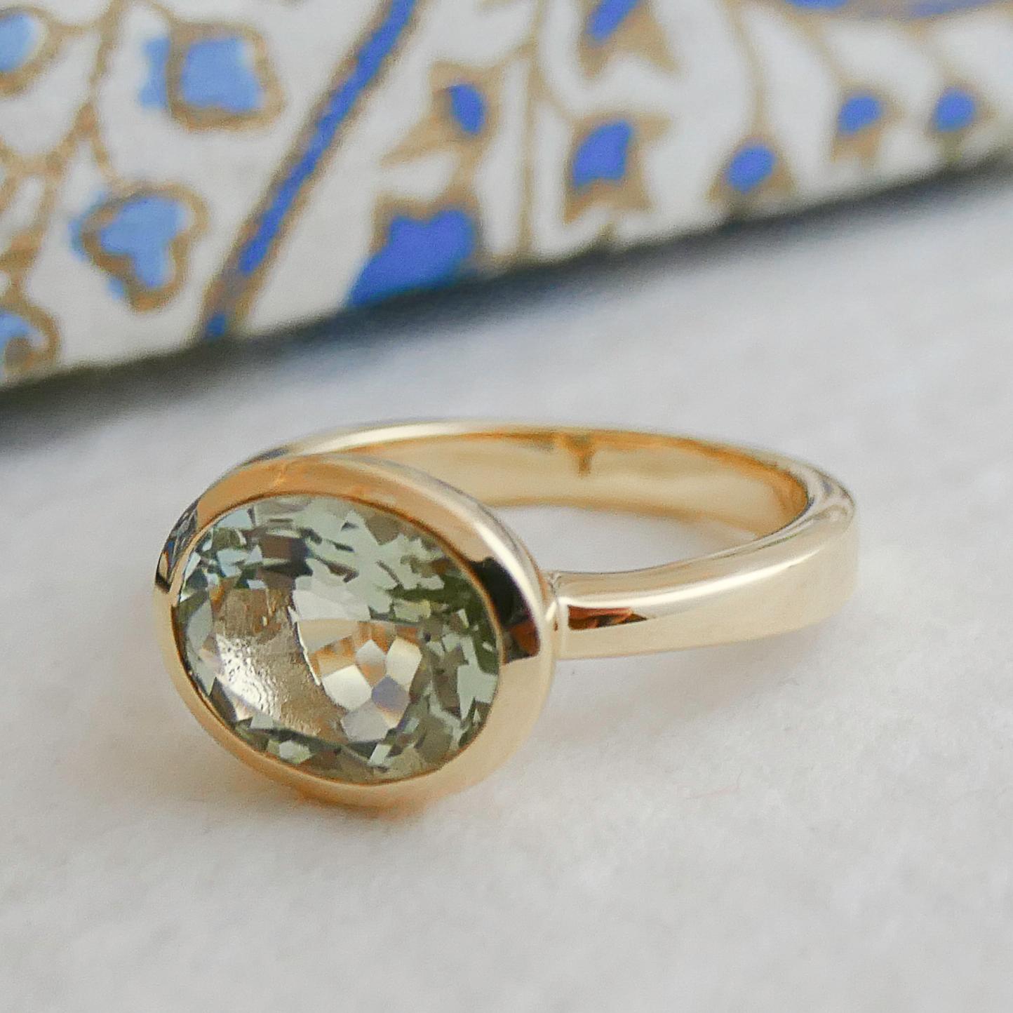 Anello in argento placcato oro con ametista verde ovale in vendita 1