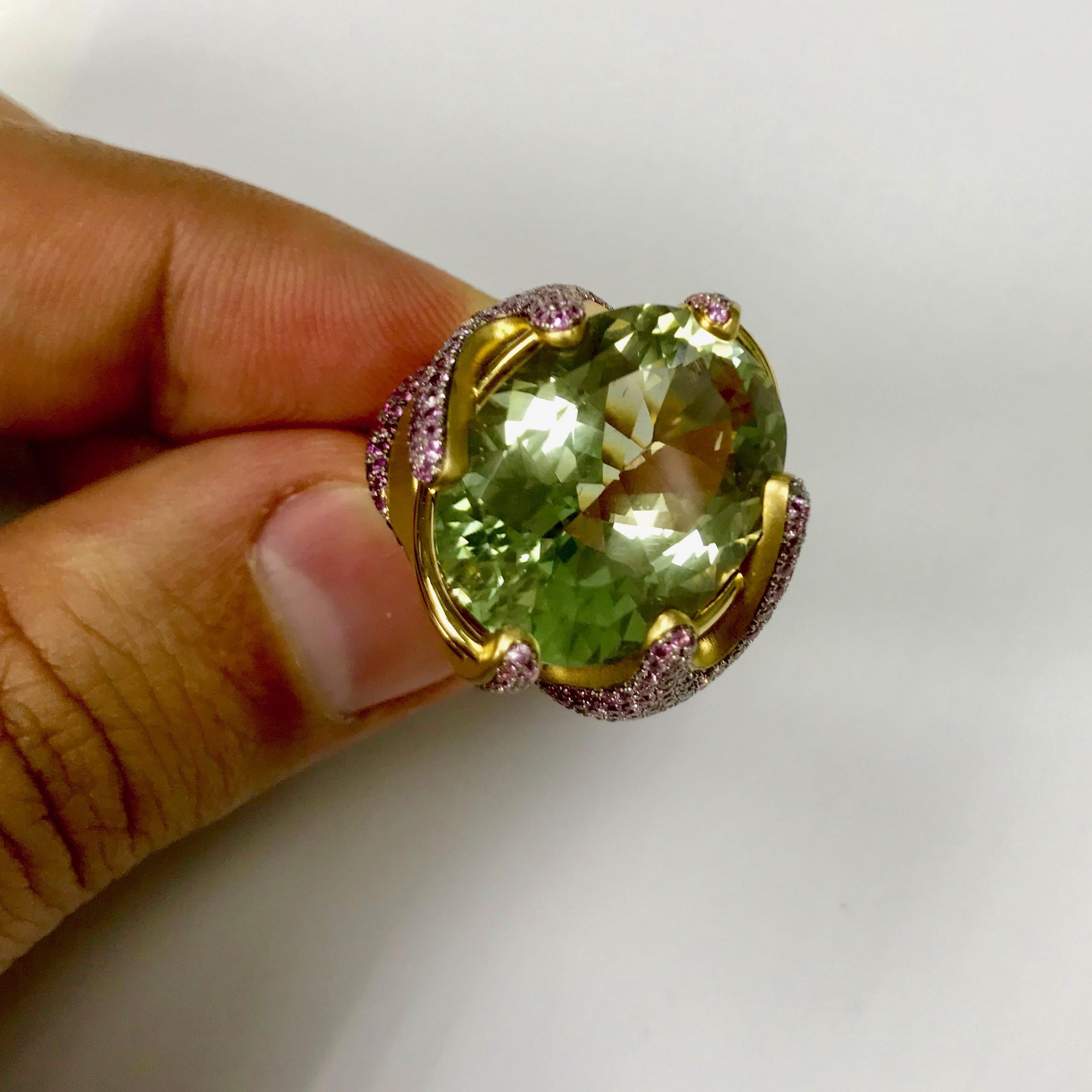 18 Karat Gelbgold Ring mit grünem Amethyst und rosa Saphir (Zeitgenössisch) im Angebot