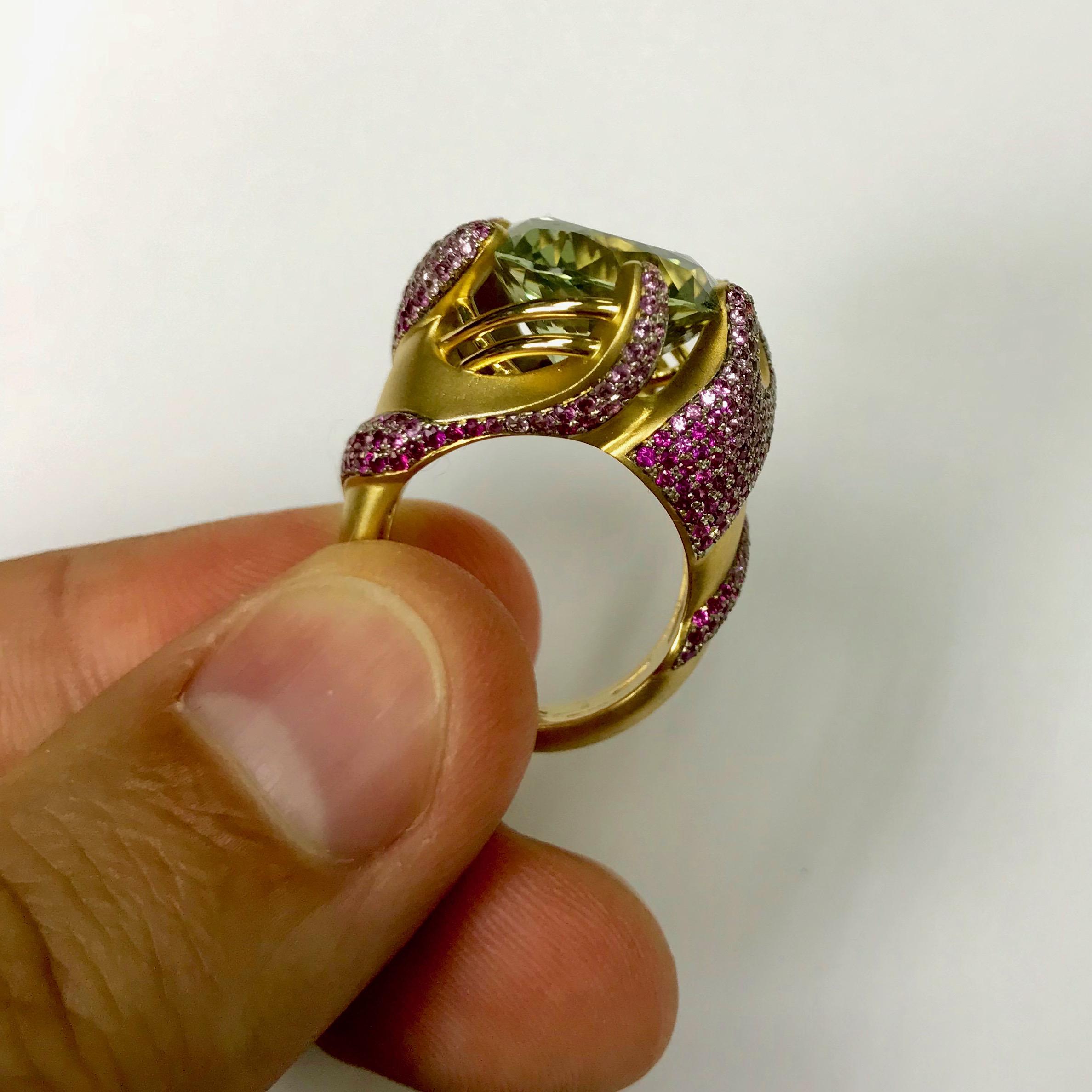 18 Karat Gelbgold Ring mit grünem Amethyst und rosa Saphir im Zustand „Neu“ im Angebot in Bangkok, TH