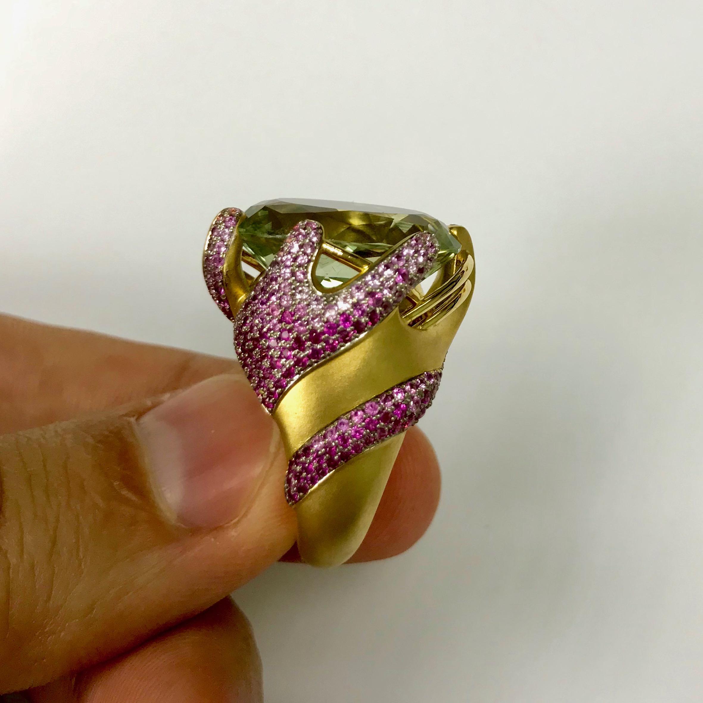 Contemporary Green Amethyst Pink Sapphire 18 Karat Yellow Gold Ring For Sale