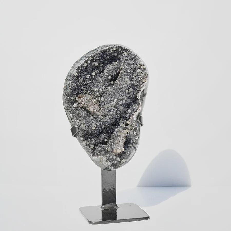 Ametista verde con geode di calcite Specimen naturale su supporto


In vendita c'è un esemplare di geode naturale di ametista verde e calcite che è stato montato su un supporto metallico personalizzato; il supporto è rimovibile, quindi puoi usarlo