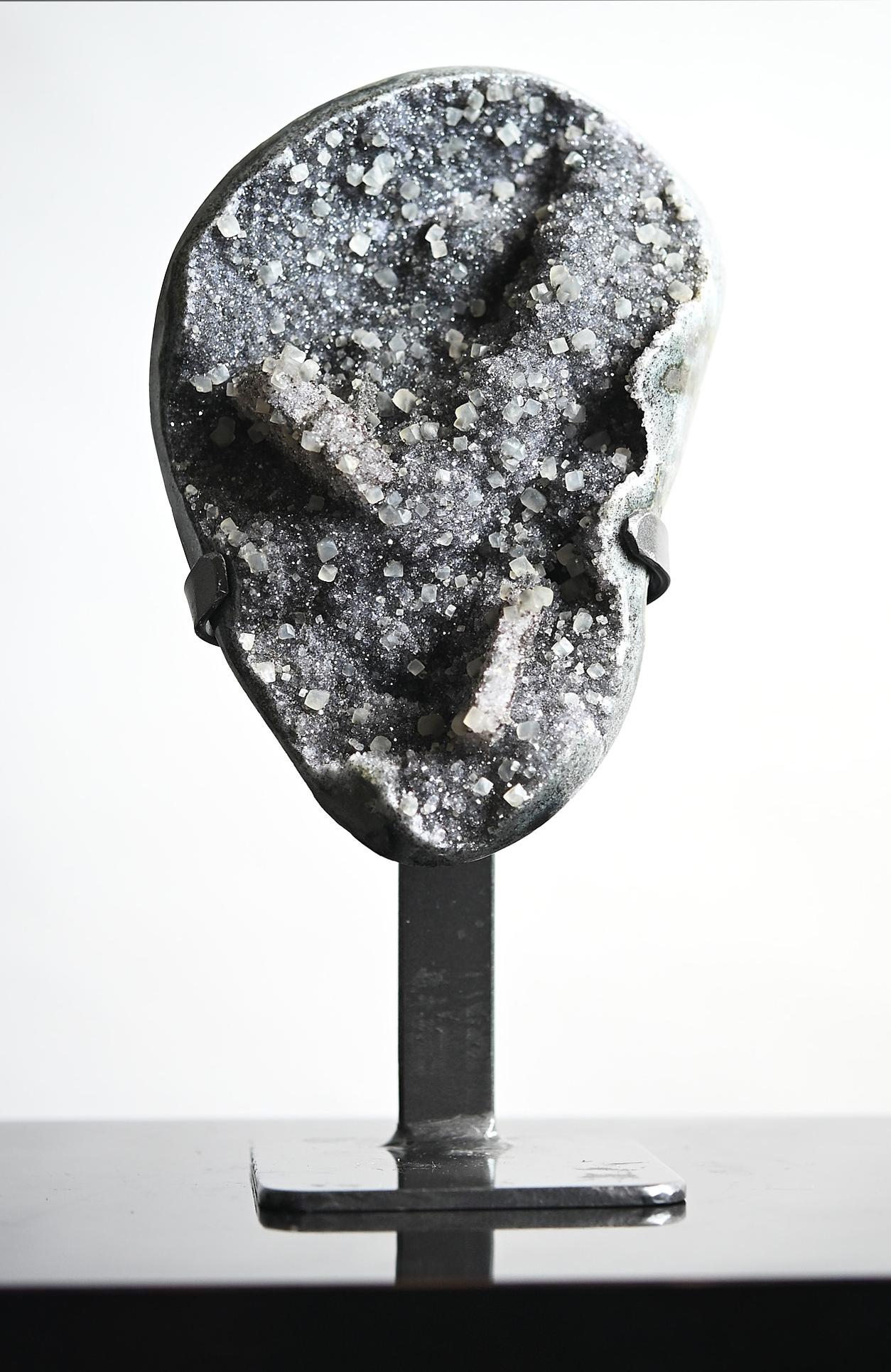 Ametista verde con geode di calcite Specimen naturale su supporto In condizioni buone in vendita a Miami, FL