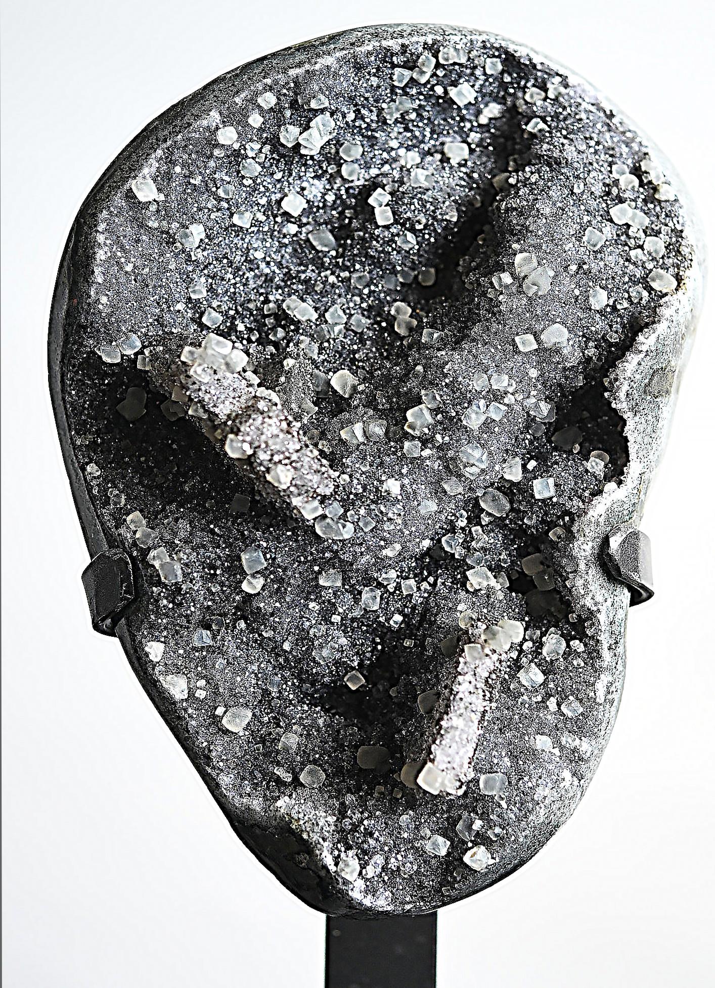 XXI secolo e contemporaneo Ametista verde con geode di calcite Specimen naturale su supporto in vendita