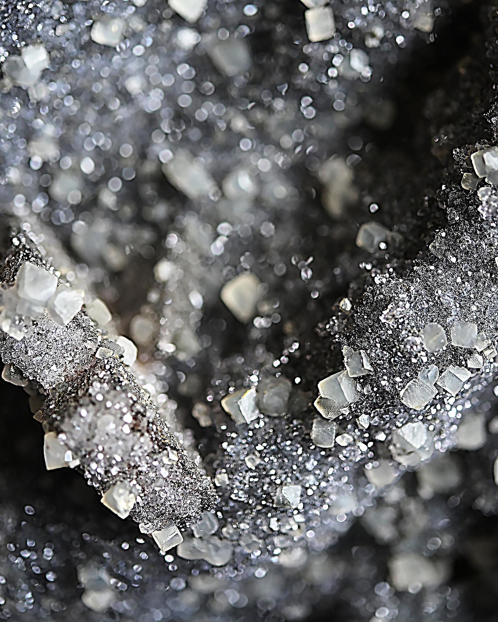 Metallo Ametista verde con geode di calcite Specimen naturale su supporto in vendita