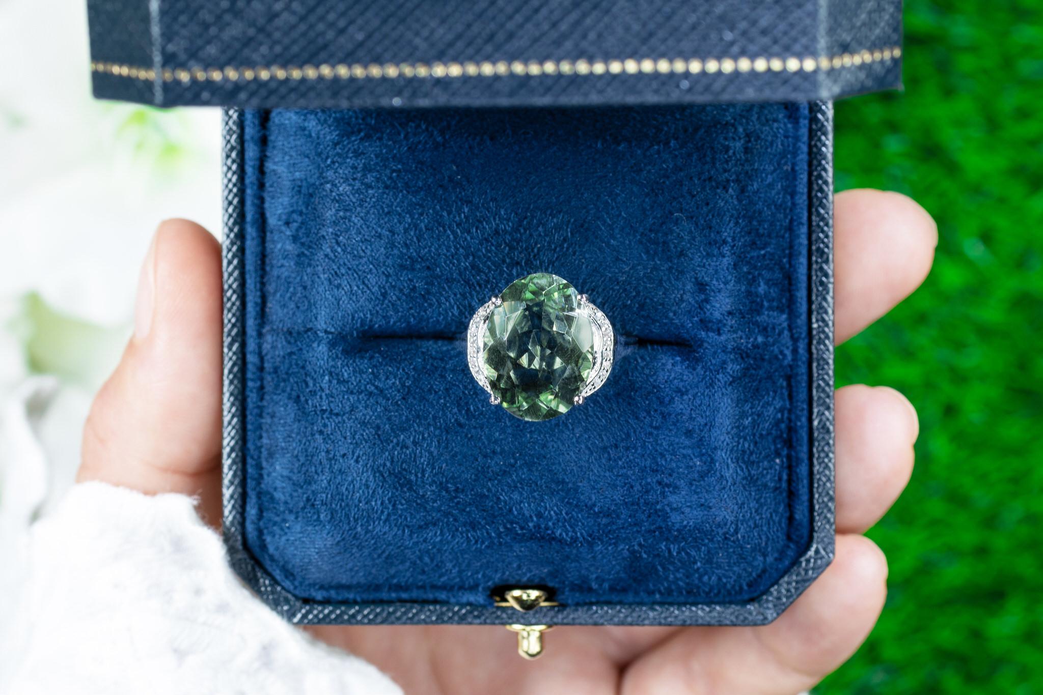 Viene fornito con la valutazione gemmologica GG/AJP.
Tutte le gemme sono naturali
Ametista verde = 7.87 carati
16 topazi bianchi = 0,08 carati
Metallo: Argento placcato in rodio
Misura dell'anello: 7 US
Il ridimensionamento è disponibile su richiesta