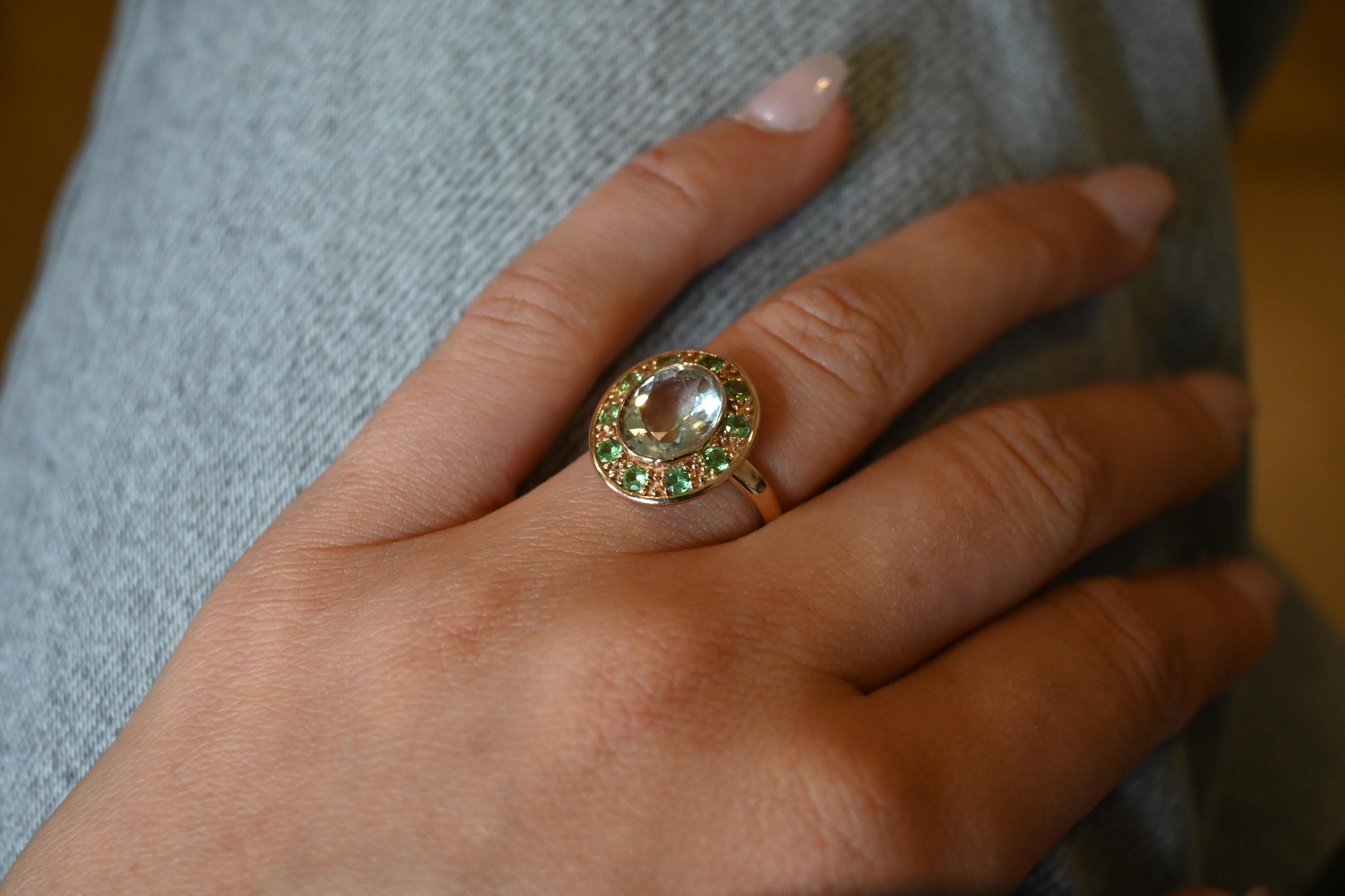 Anello di ametista verde Greene & Greene Oro 18 Carati.

Questo anello in oro rosa 18 carati si distingue per la sua eleganza e raffinatezza. La gemma centrale è un'ametista verde con taglio a brillante del diametro di 0,40 pollici. L'anello pesa