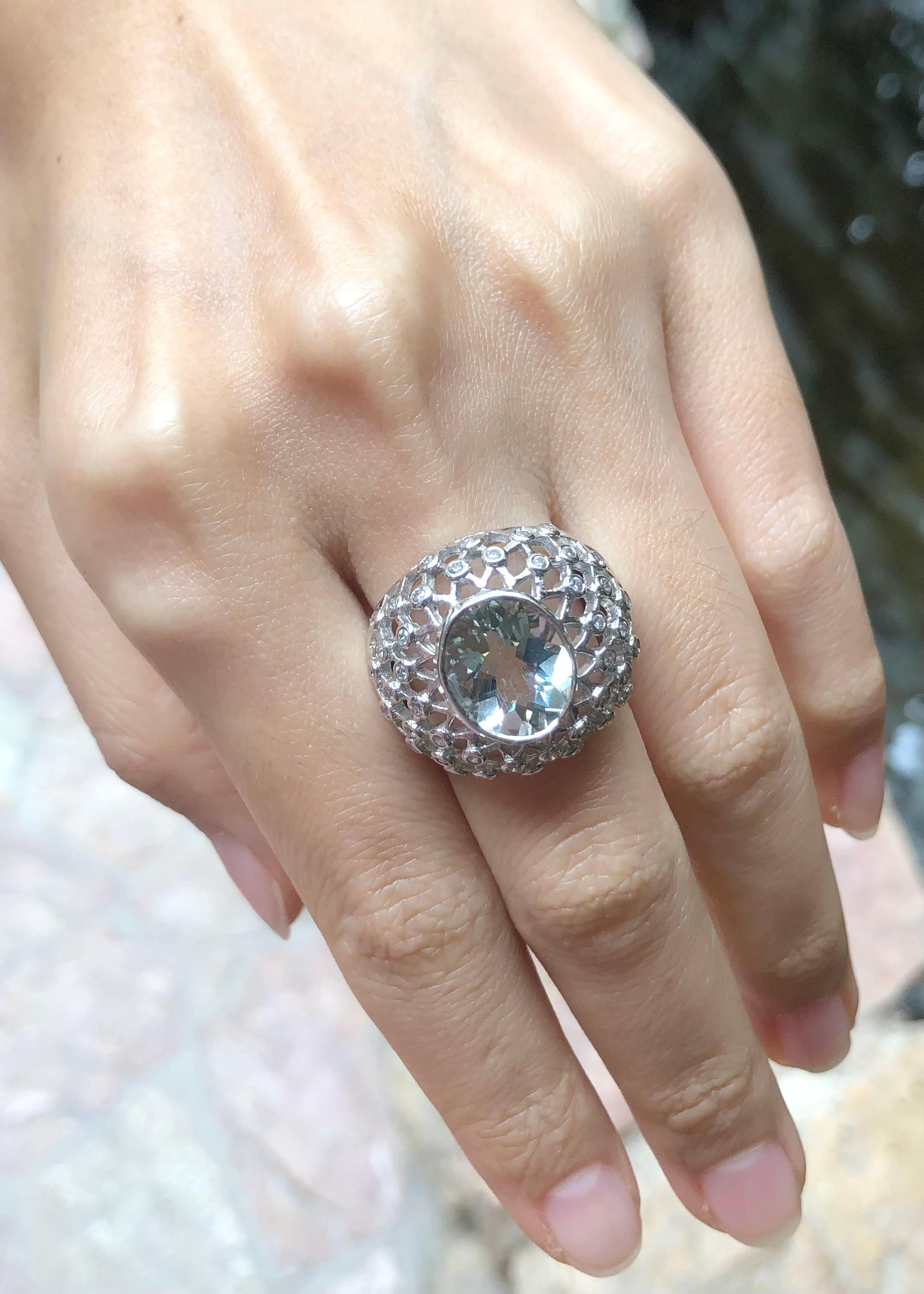 Anello con ametista verde e zirconia cubica con montatura in argento

Larghezza: 2.1 cm 
Lunghezza: 2.1 cm
Misura dell'anello: 51
Peso totale: 8.01 grammi

*Si prega di notare che la montatura in argento è placcata in rodio per favorire la