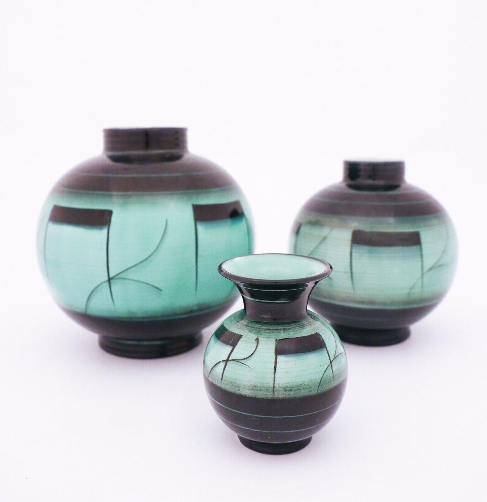 Grün-schwarze Art-déco-Vase von Ilse Claesson, Rörstrand im Zustand „Gut“ im Angebot in Stockholm, SE