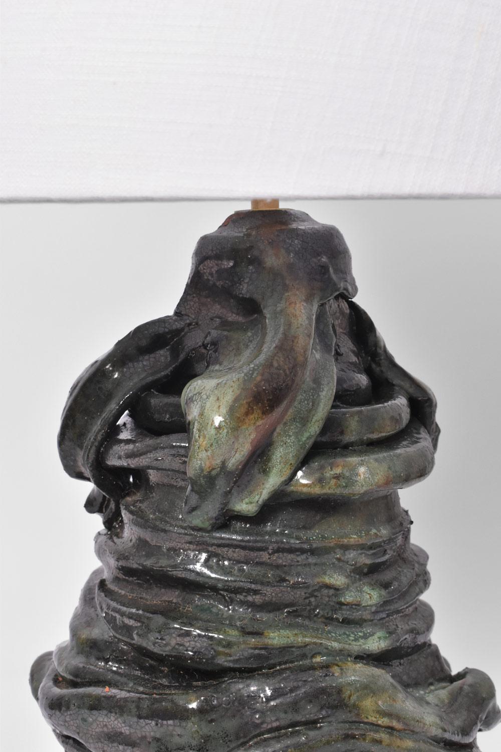 Lampe en céramique verte et noire de forme organique, par Helder. Portugal, 2024. 
