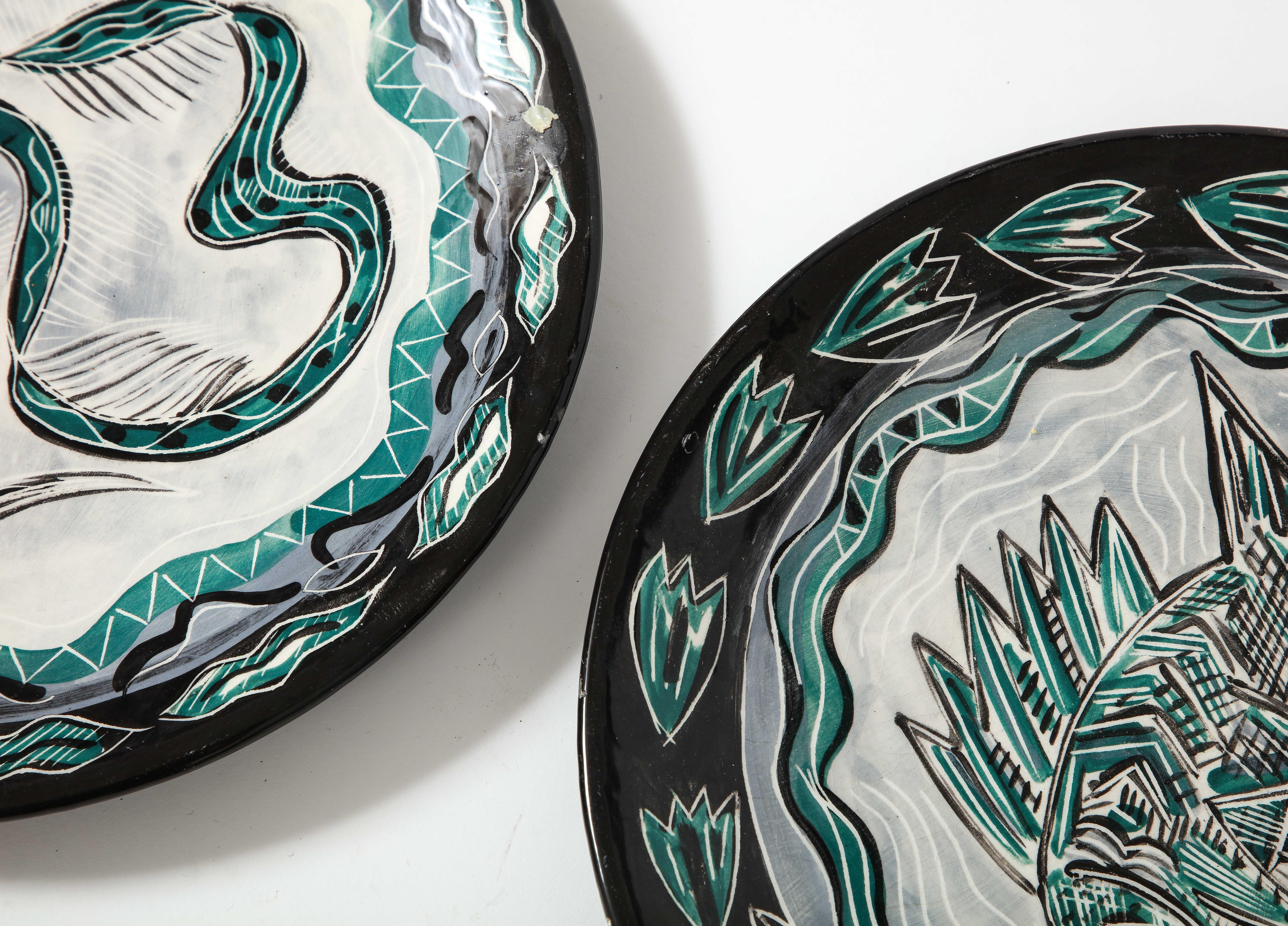 Grün und schwarz glasierte Keramik Studio Pottery Teller mit Schlange und Fisch Dekor im Angebot 4
