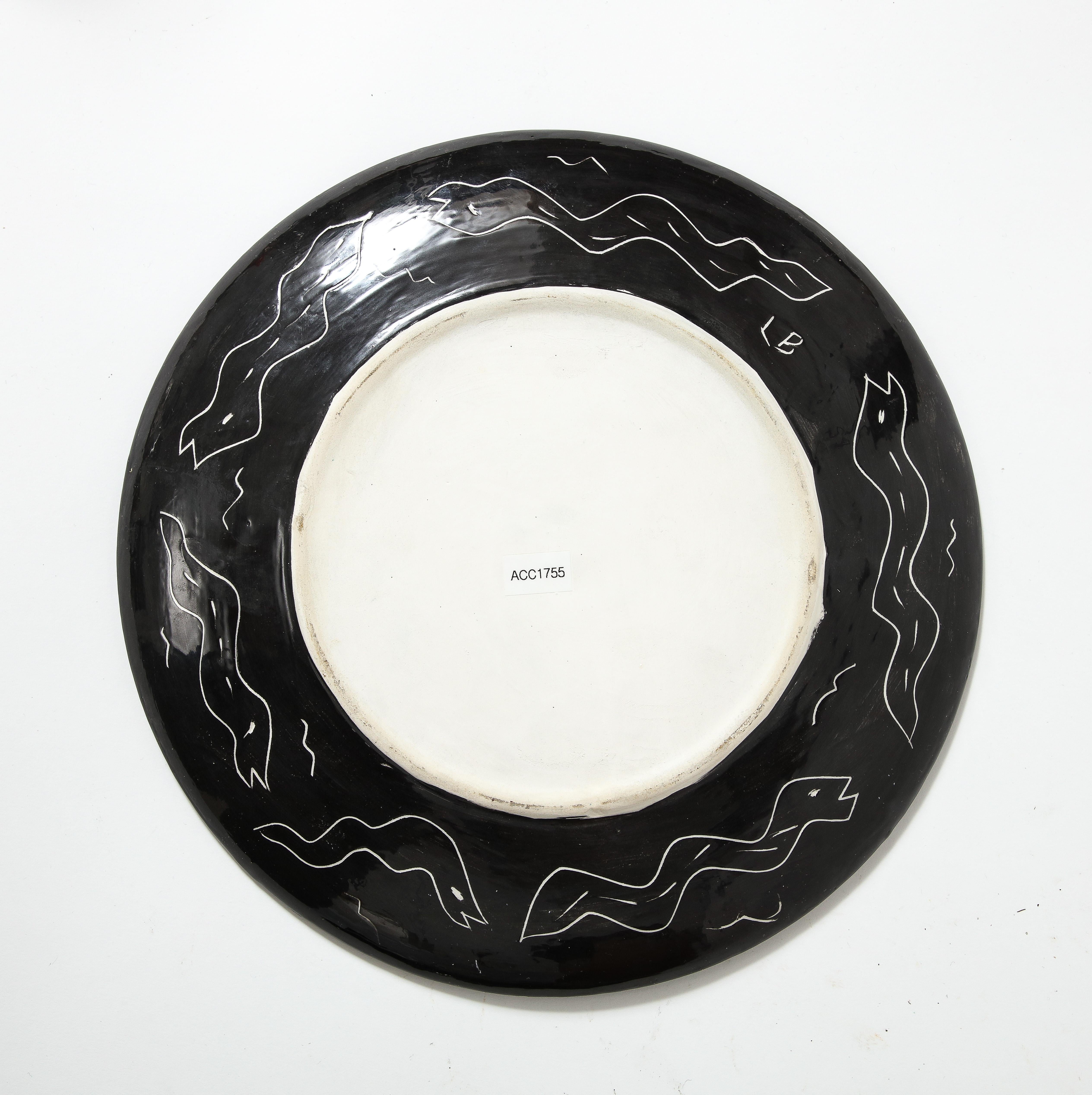 Grün und schwarz glasierte Keramik Studio Pottery Teller mit Schlange und Fisch Dekor im Angebot 6