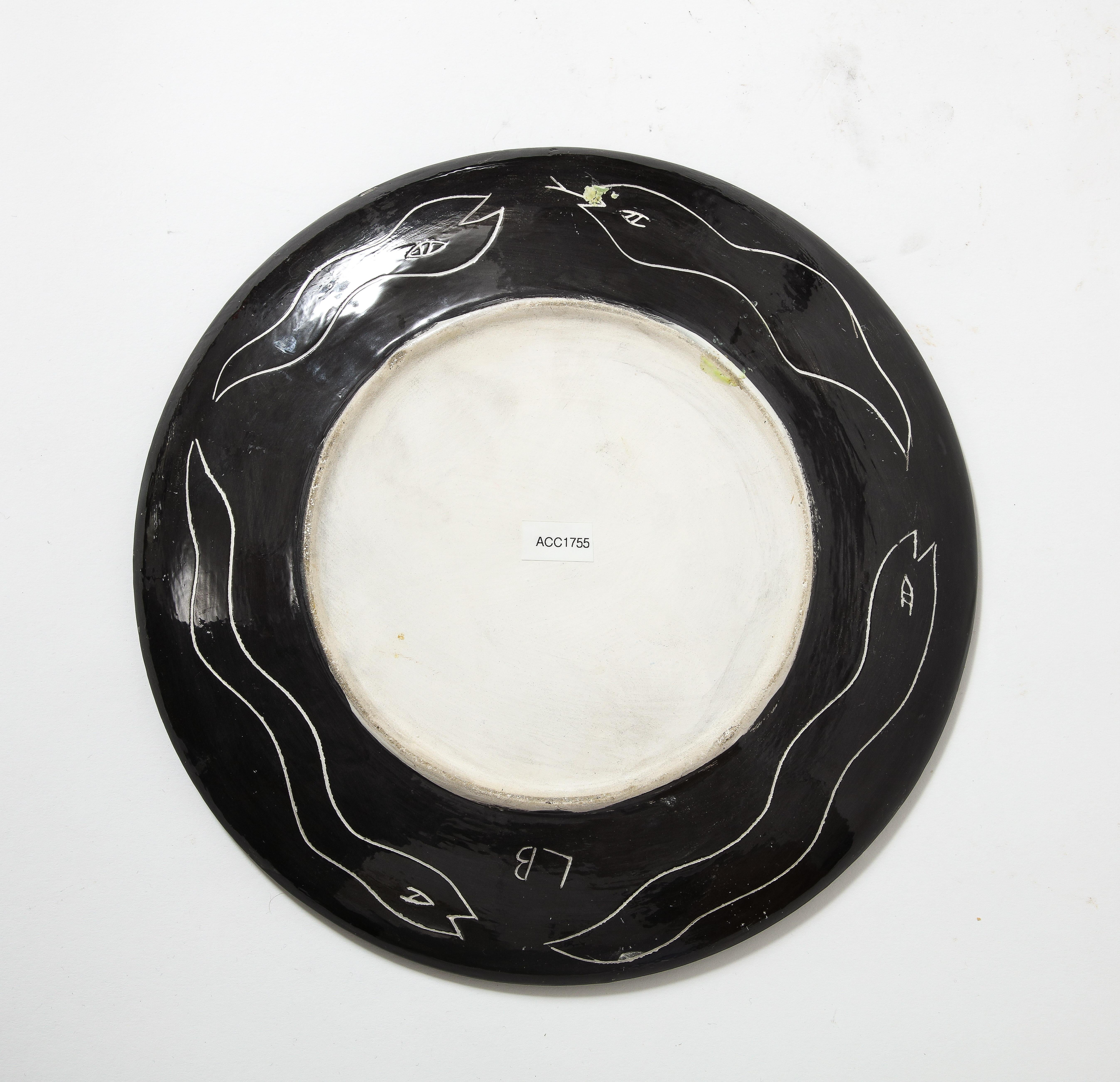 Grün und schwarz glasierte Keramik Studio Pottery Teller mit Schlange und Fisch Dekor im Angebot 7