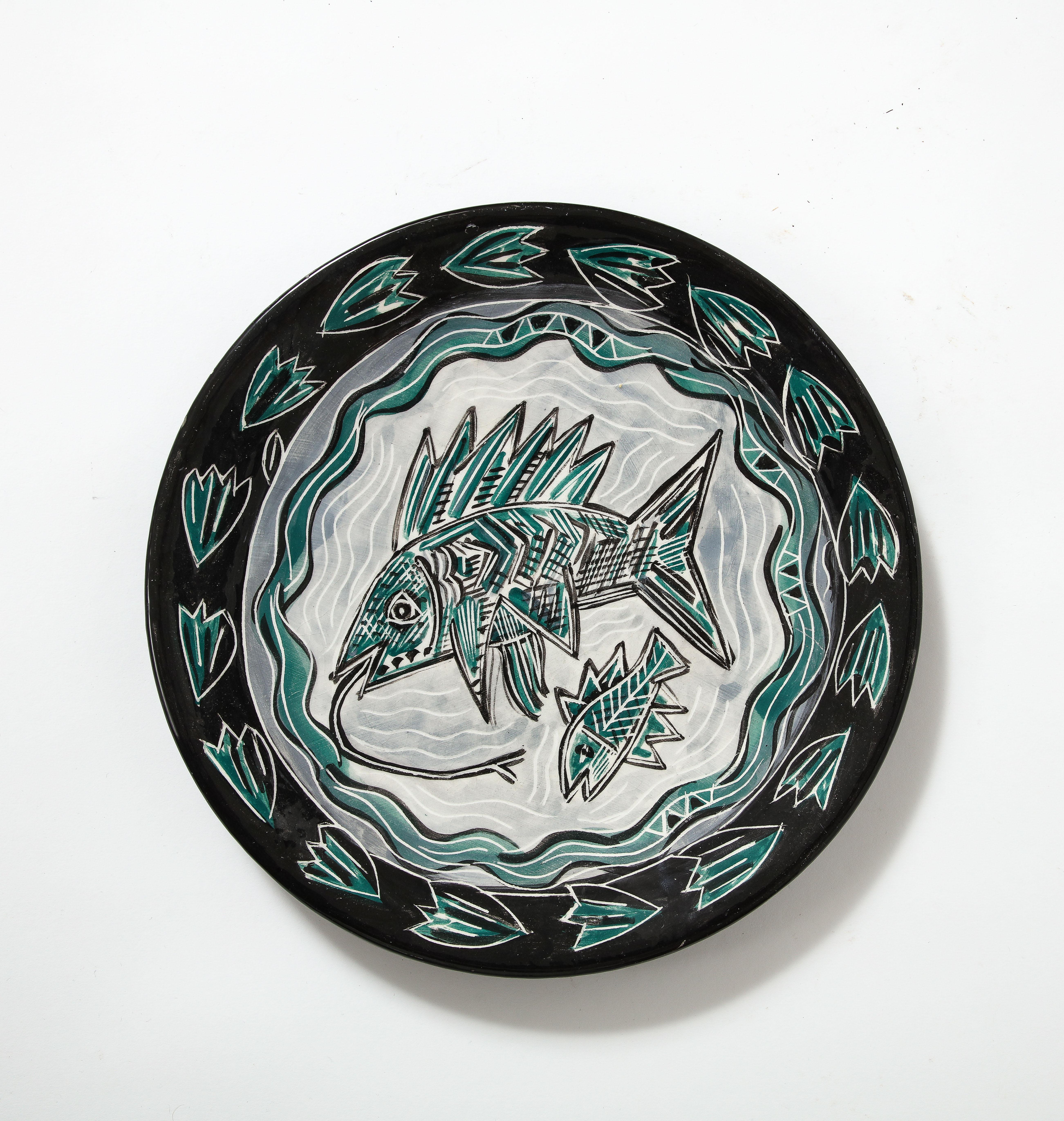 Grün und schwarz glasierte Keramik Studio Pottery Teller mit Schlange und Fisch Dekor (Italienisch) im Angebot