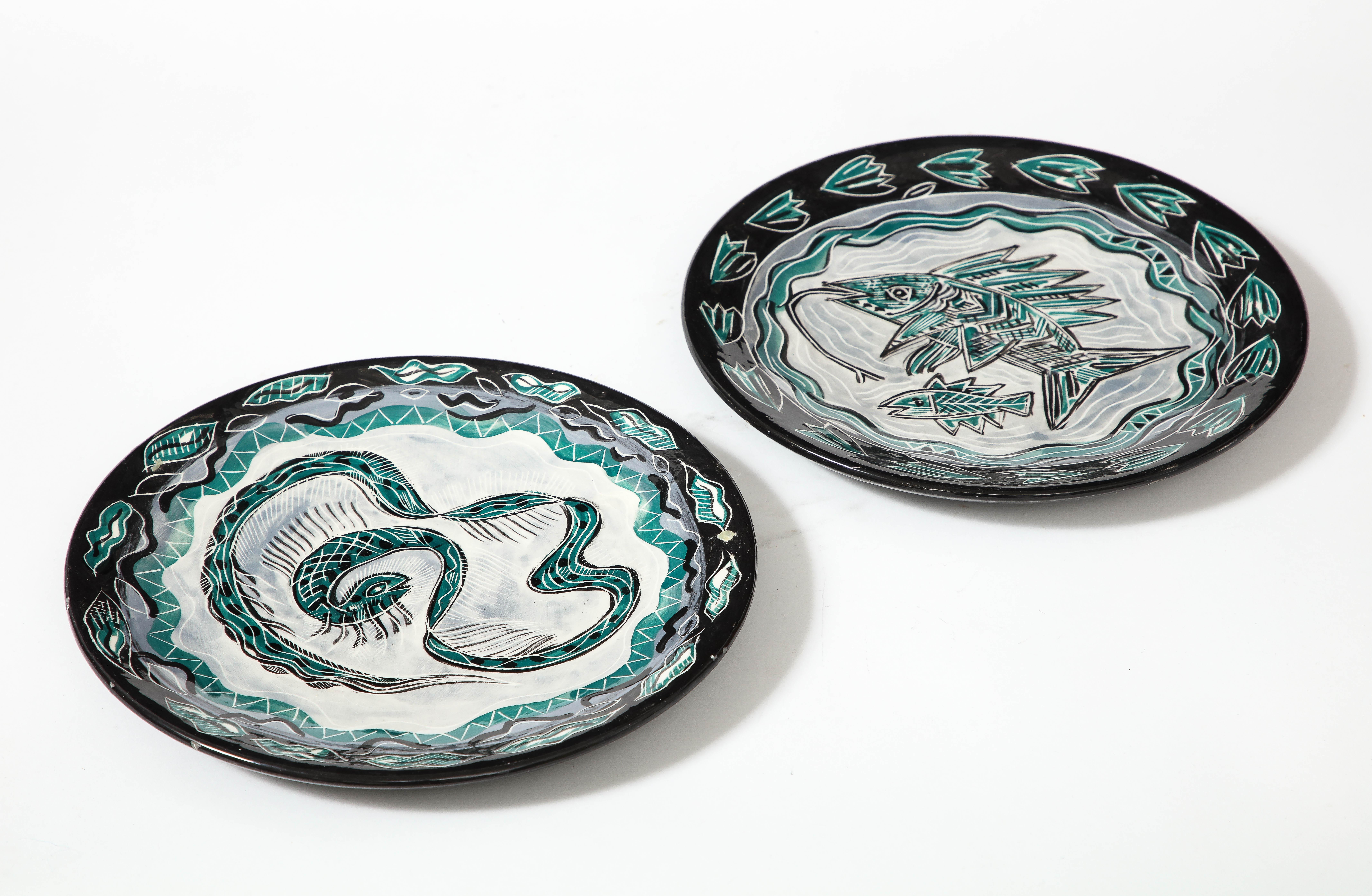 Grün und schwarz glasierte Keramik Studio Pottery Teller mit Schlange und Fisch Dekor im Angebot 1