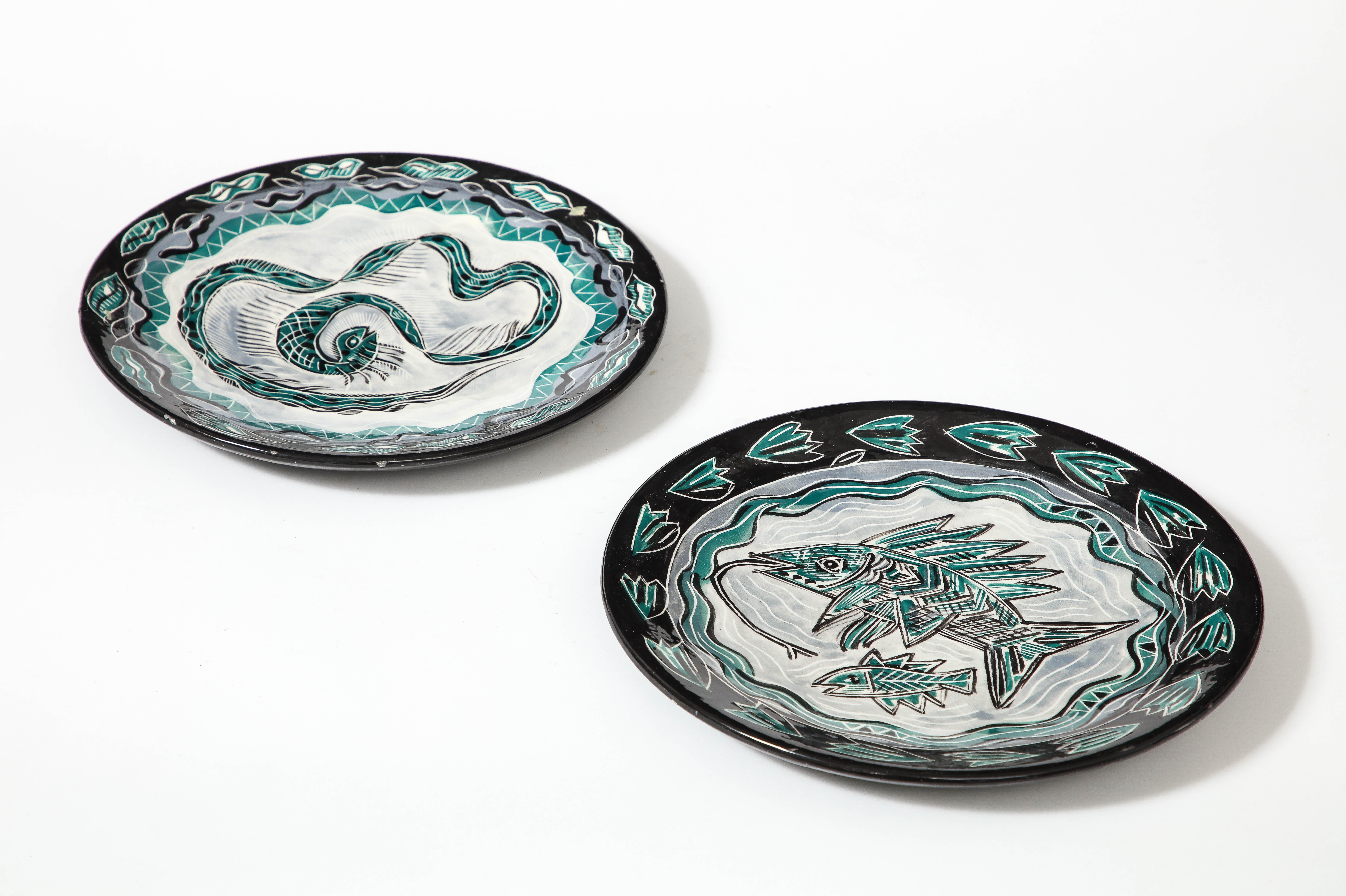 Grün und schwarz glasierte Keramik Studio Pottery Teller mit Schlange und Fisch Dekor im Angebot 2