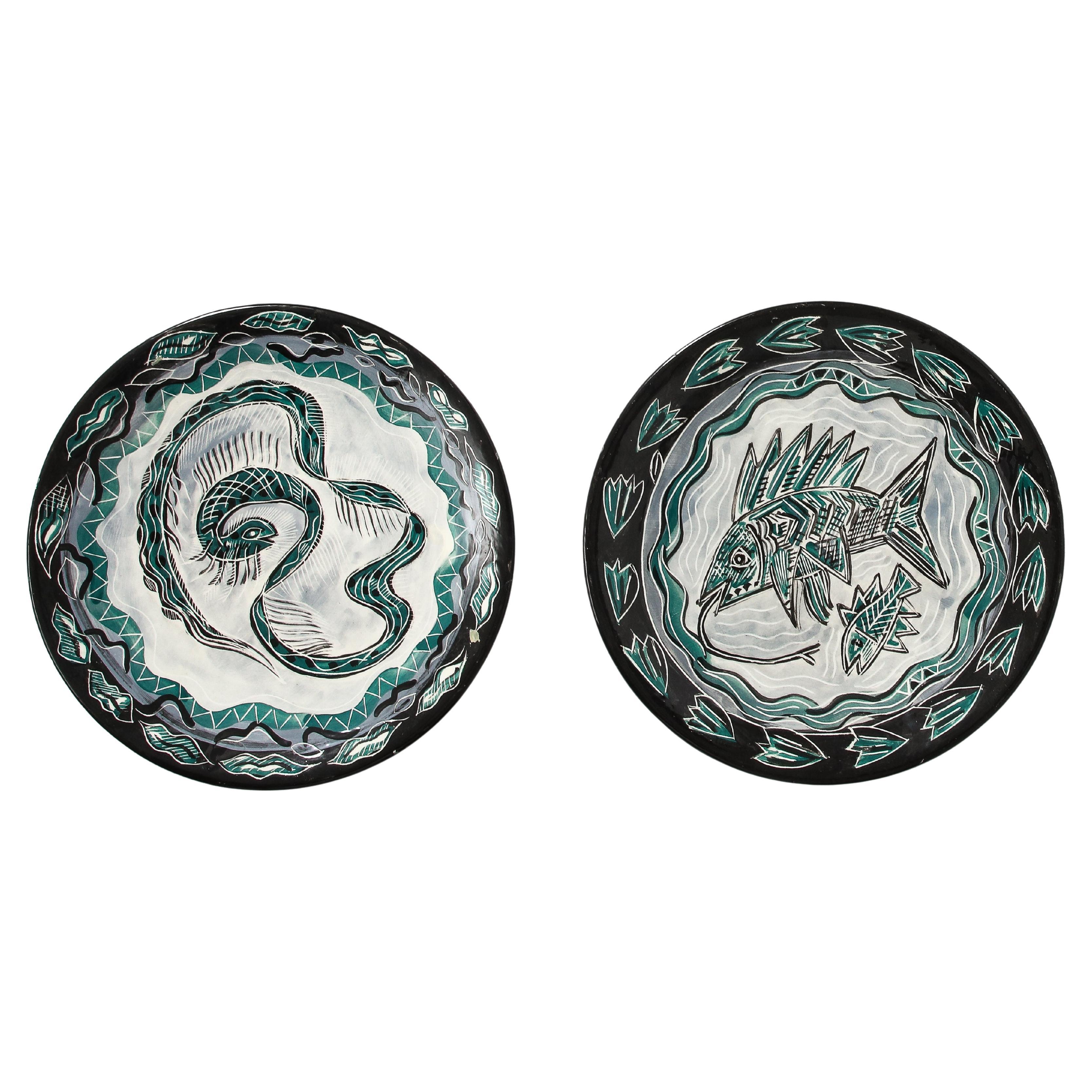 Grün und schwarz glasierte Keramik Studio Pottery Teller mit Schlange und Fisch Dekor im Angebot