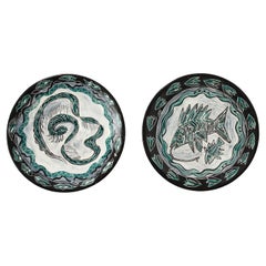 Grün und schwarz glasierte Keramik Studio Pottery Teller mit Schlange und Fisch Dekor