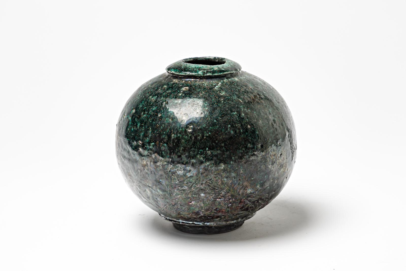 Vase en céramique émaillée verte et noire de Gisèle Buthod Garçon. 
Raku a tiré. Monogramme de l'artiste sous la base. Vers 1980-1990. 
H : 6.3' x 5.1' pouces.