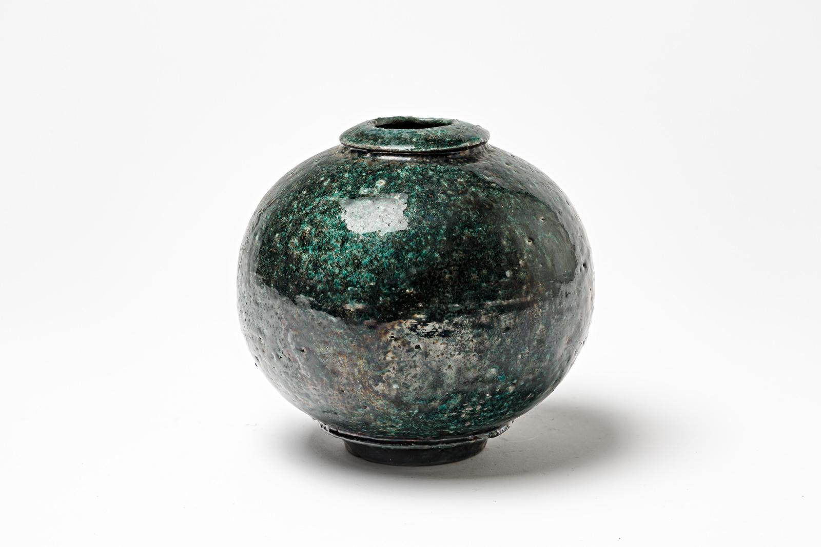 Français  Vase en céramique émaillée verte et noire de Gisèle Buthod-Garçon, circa 1980-1990 en vente