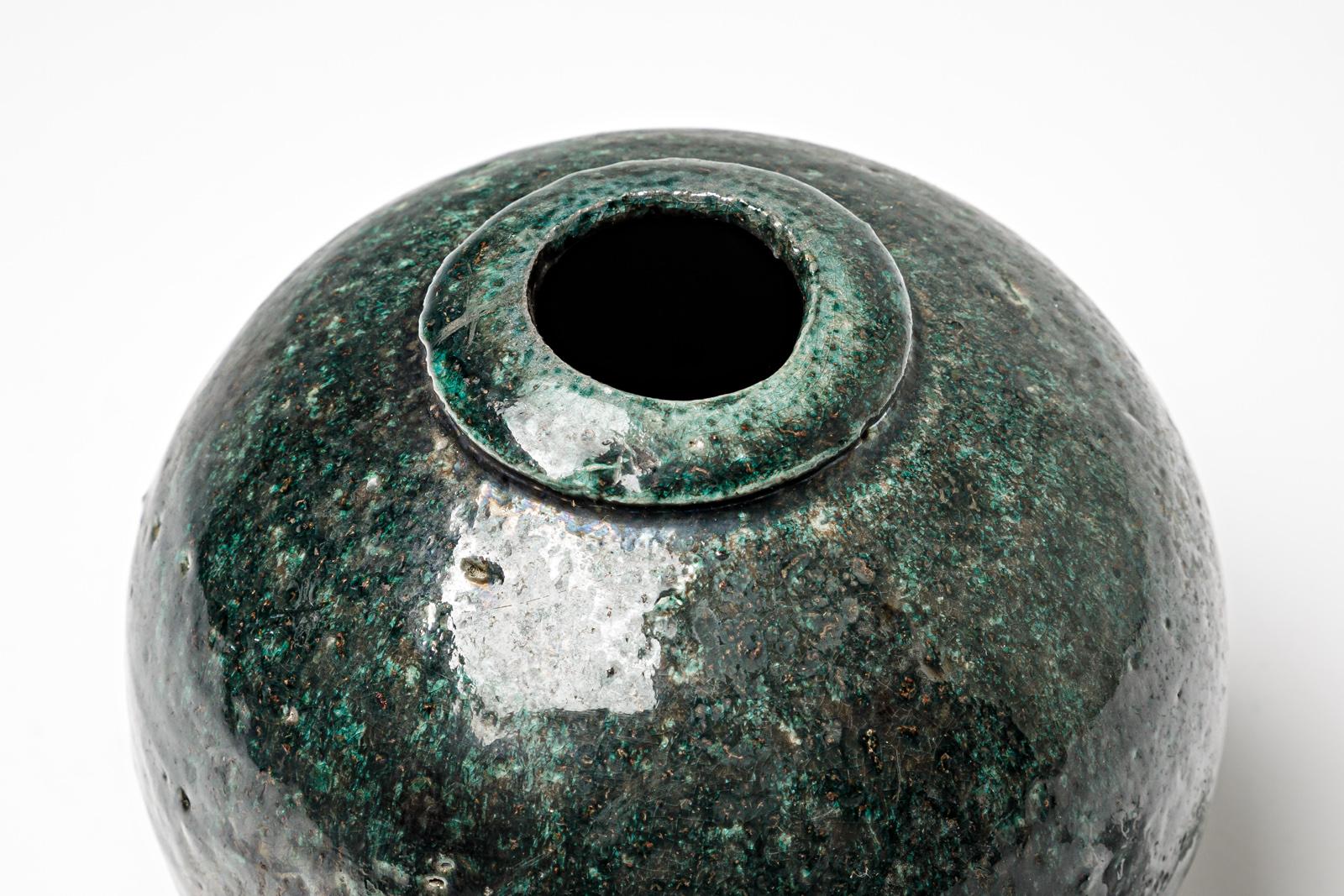 20ième siècle  Vase en céramique émaillée verte et noire de Gisèle Buthod-Garçon, circa 1980-1990 en vente