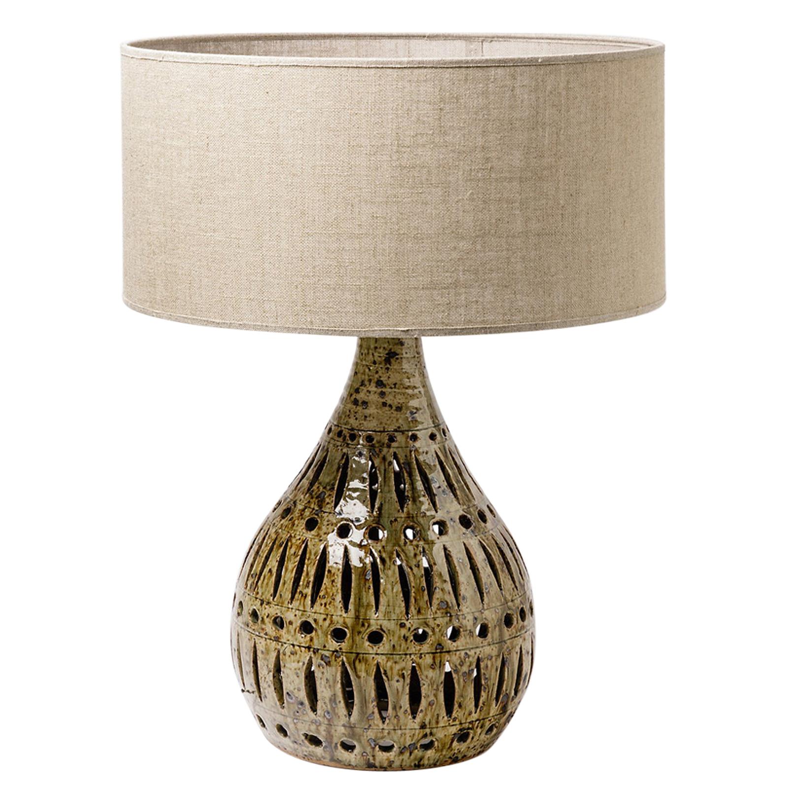 Lampe de table à base de céramique grès vert et noir Signé lumière du milieu du siècle en vente