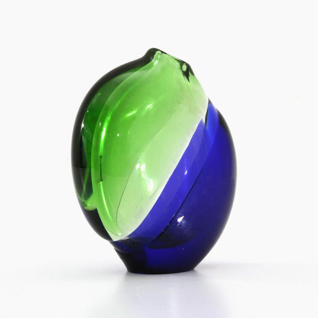 Italian-made vase produced in the 1960s.
Hand blown Murano glass vase in the colors of green, transparent and blue.
Good general conditions.

Dimensions: Length 15 cm, depth 7 cm, height 18 cm.