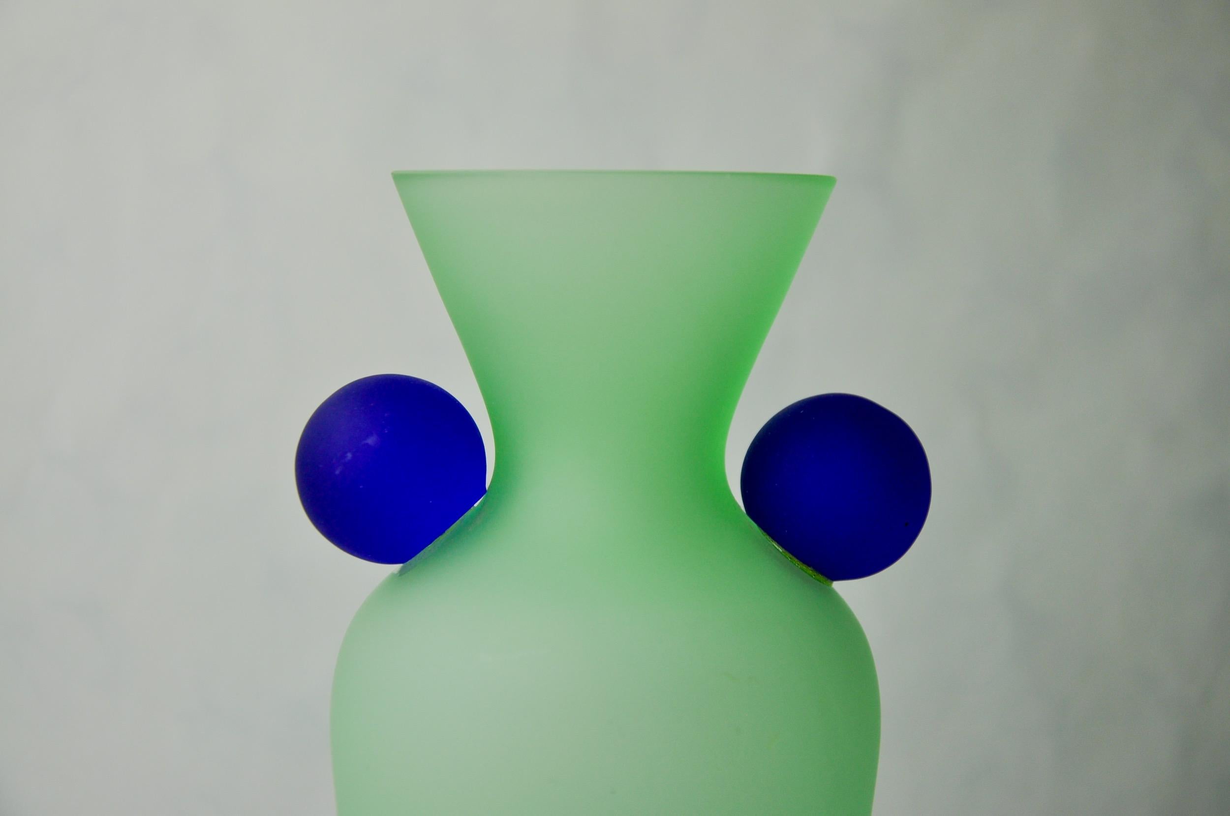 Green and blue satin murano glass vase, menphis style, italy, 1980 In Good Condition For Sale In BARCELONA, ES
