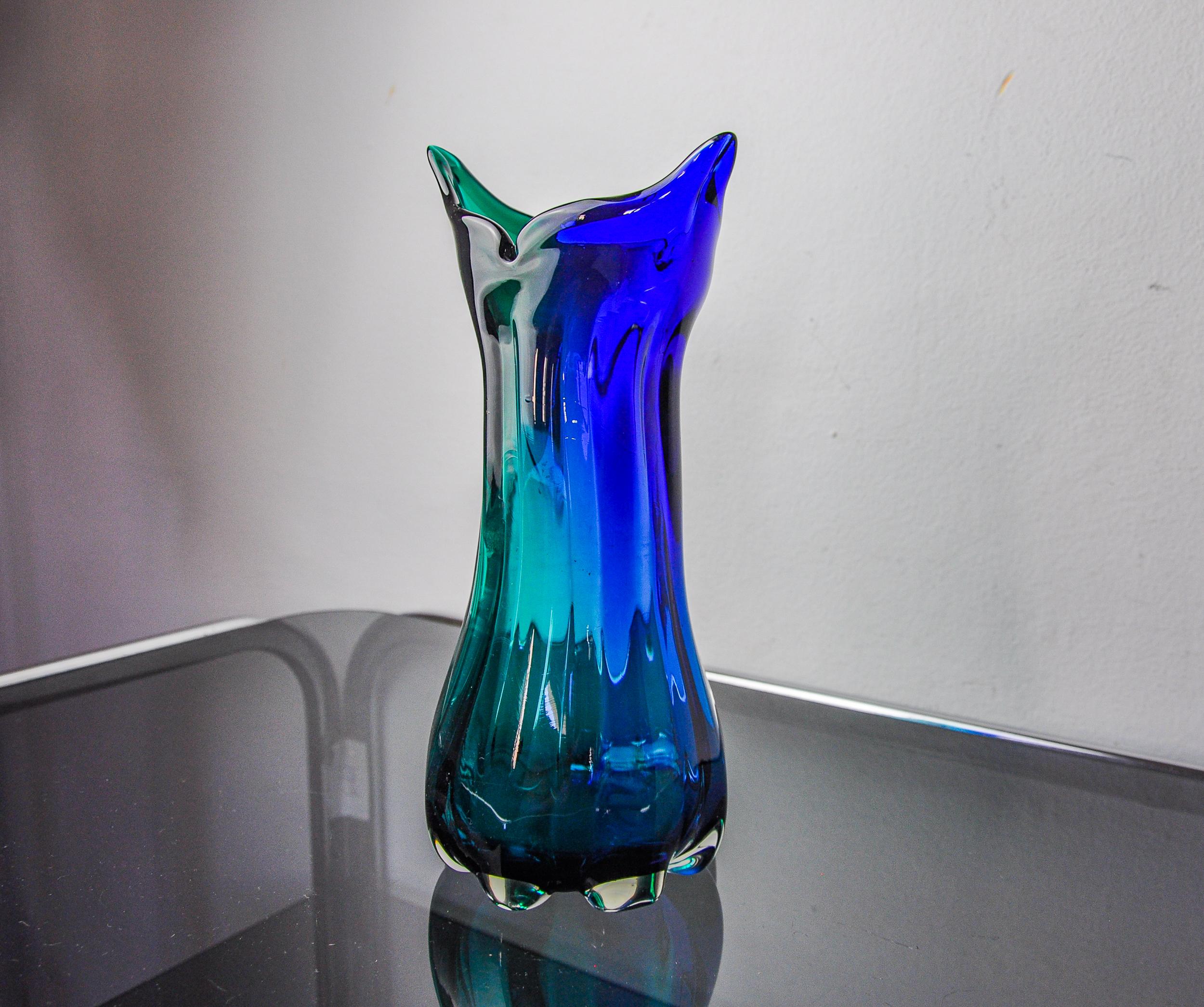 Superb and rare green and blue sommerso vase designed and manufactured for seguso in murano in the 1970s. Artisanal glasswork using the sommerso technique (superposition of layers of molten glass). Magnificent collector's and decorative object. Very