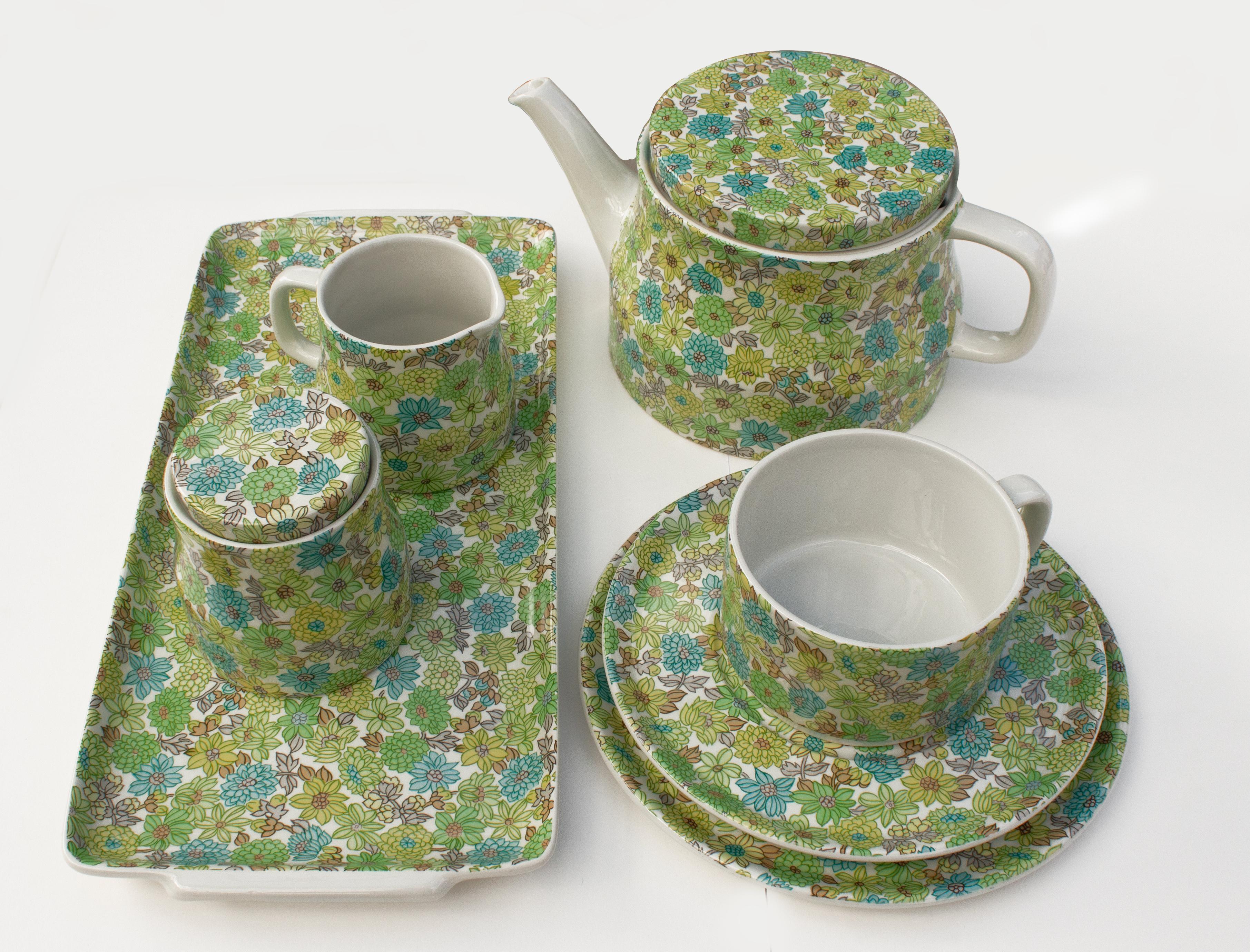 Questa serie di 23 pezzi comprende: una teiera, sei tazze con piattini, sei piatti laterali, due lattiere, una zuccheriera con coperchio e un vassoio da portata.

Il design è relativamente semplice, con forme funzionali prive di profilature pesanti,
