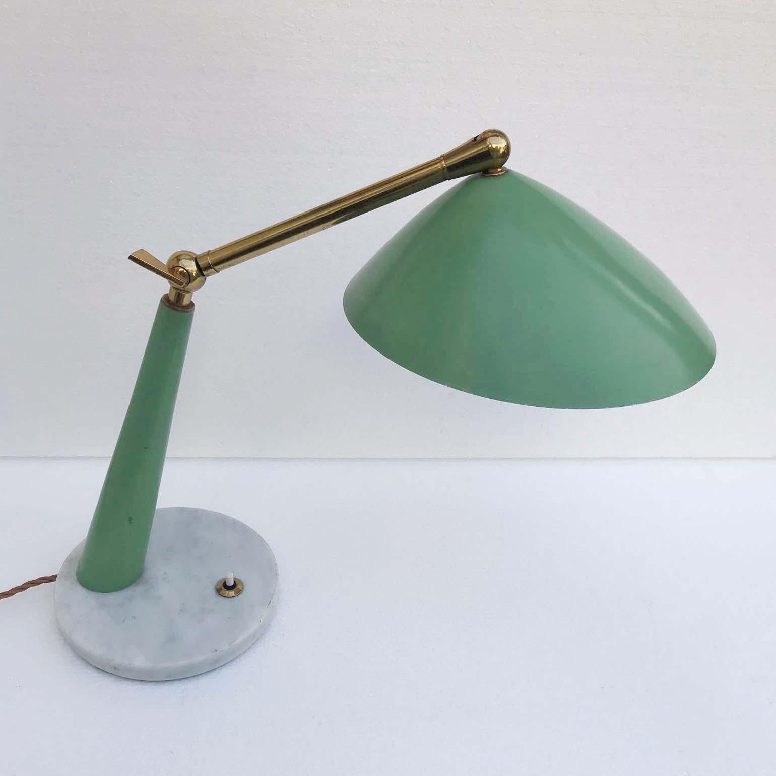 Streamlined desk or table light with adjustable arm in tapered wood and brass, reflector in original green lacquered aluminum and the base in Carrara marble. Stillux, Milano Italy, 1950s.