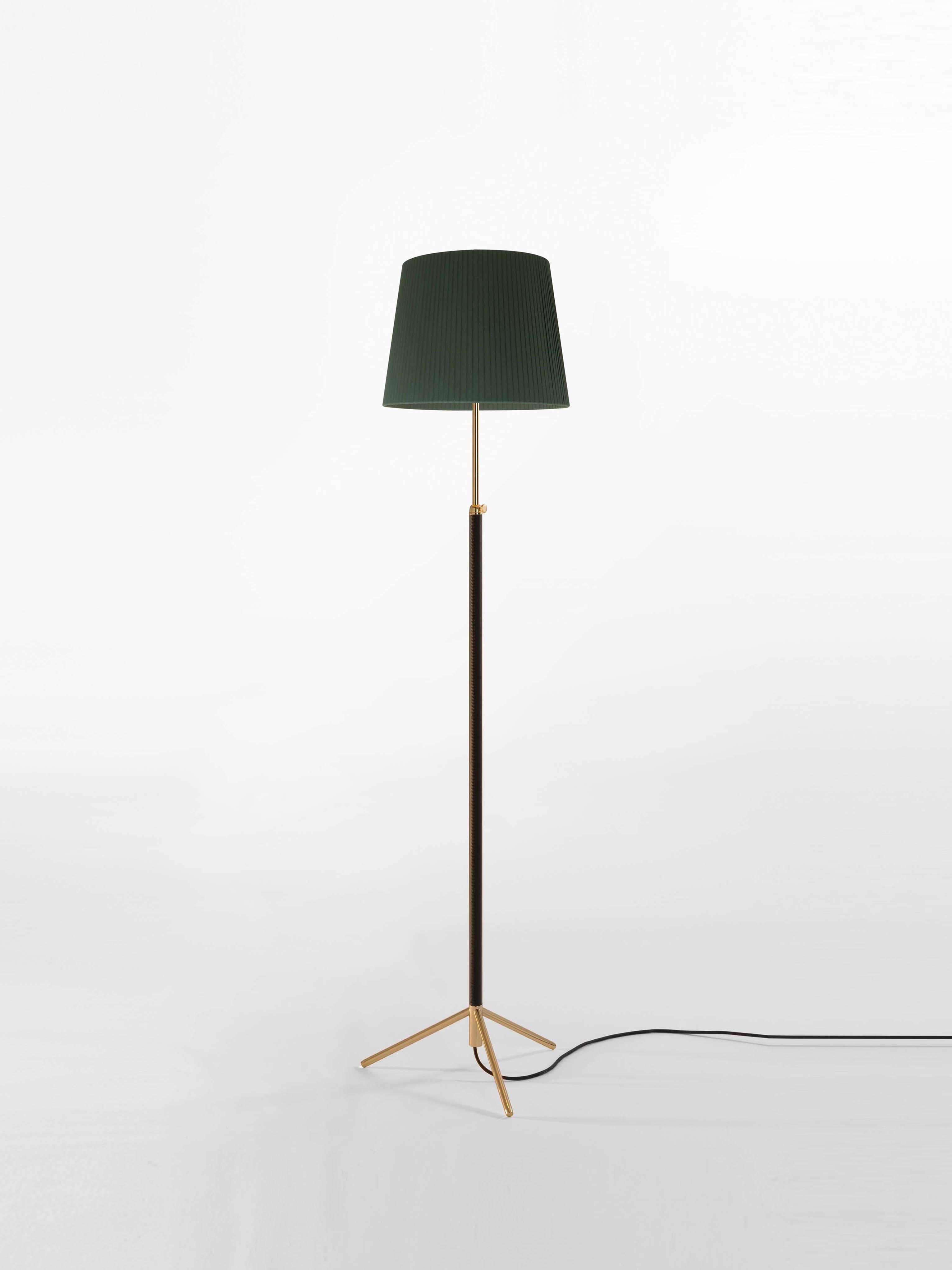 Green and brass Pie de Salón G3 floor lamp by Jaume Sans
Dimensions: d 40 x h 120-160 cm
Materials: Metal, leather, ribbon.
Available in chrome-plated or polished brass structure.
Available in other shade colors and sizes.

This slender