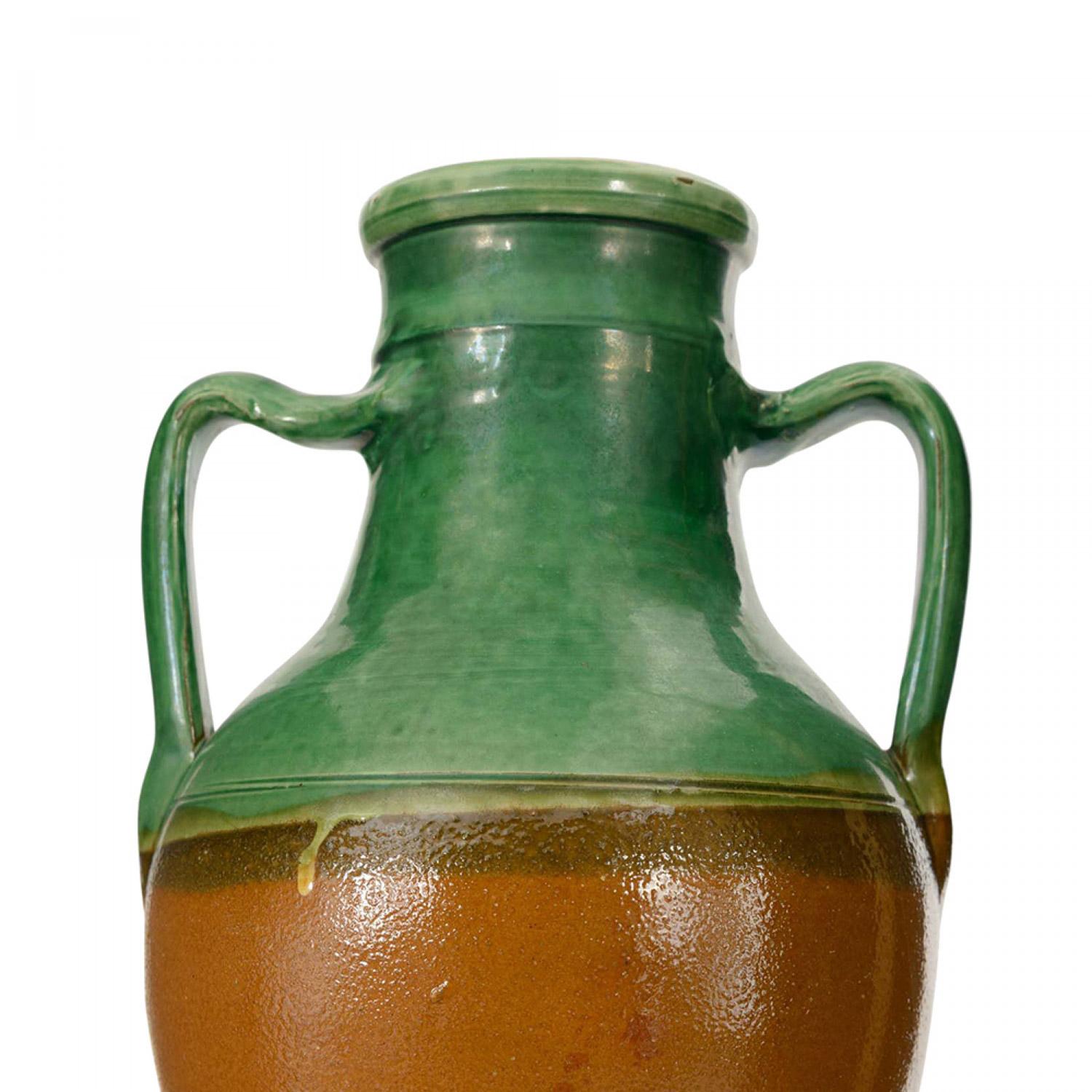Grande urna in ceramica con smalto marrone sulla parte inferiore, smalto verde sulla parte superiore e due manici ad anello