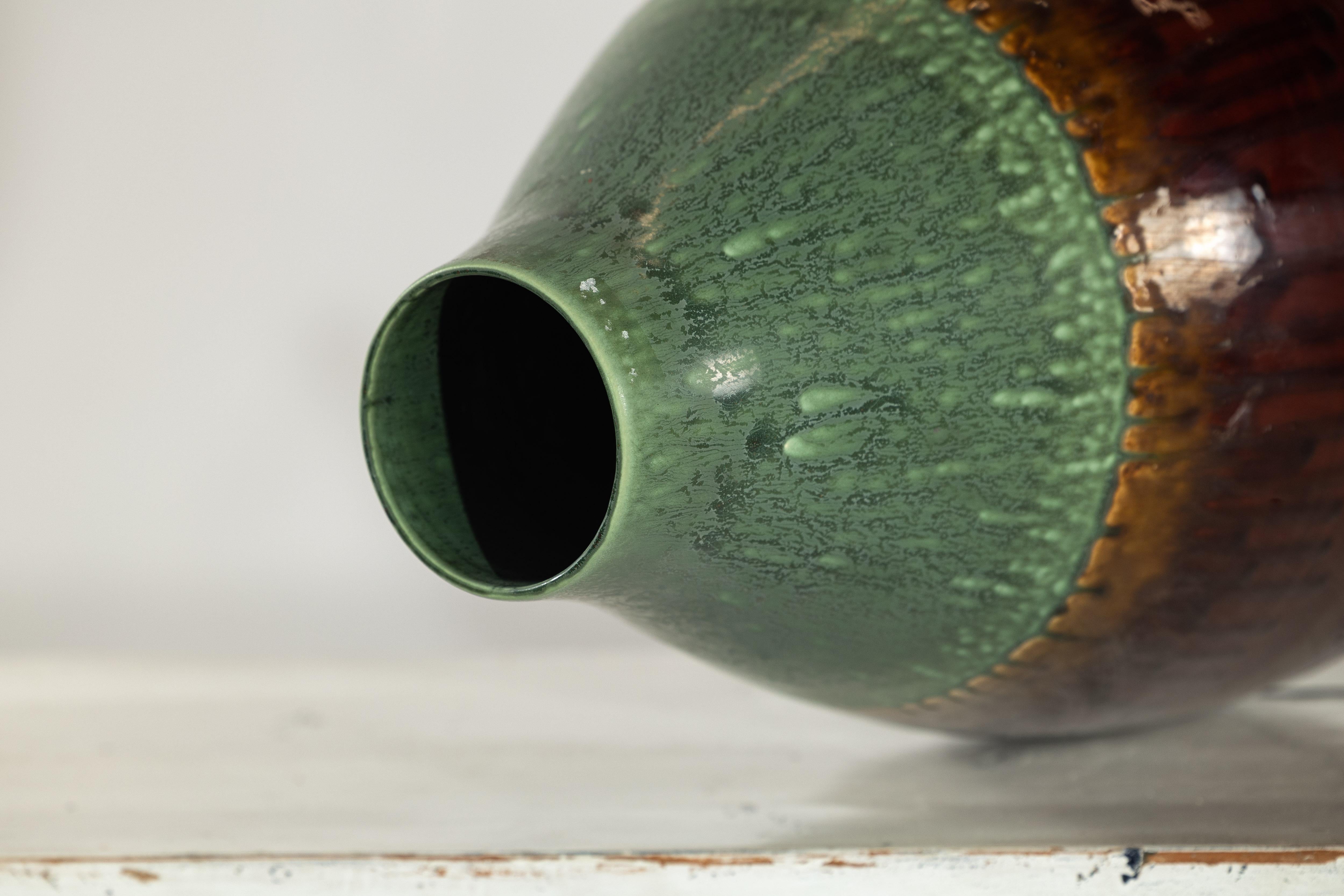 Vaso in ceramica smaltata verde e marrone con effetto a goccia e silhouette arrotondata in vendita 4