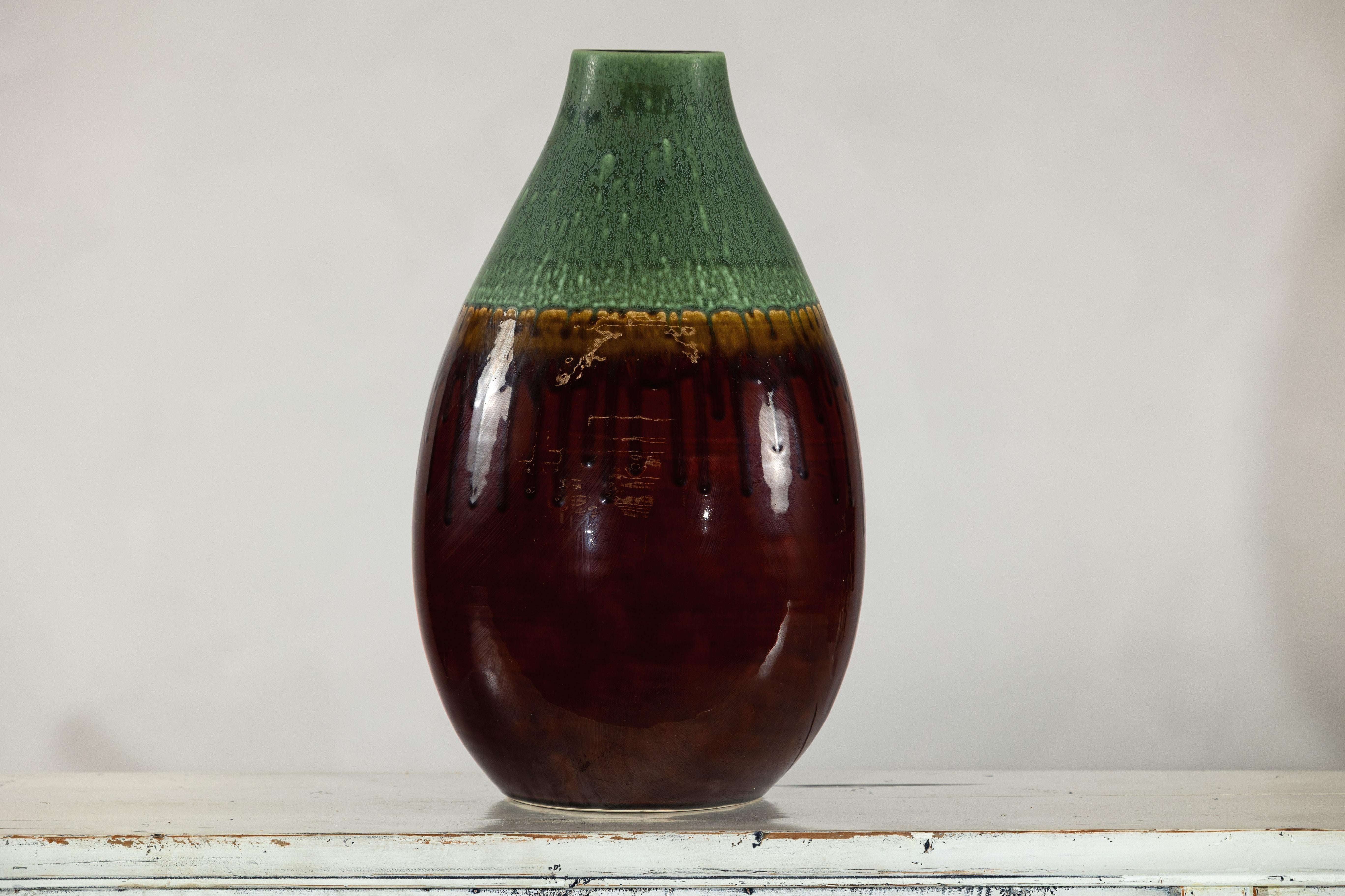 Vaso in ceramica smaltata verde e marrone con effetto a goccia e silhouette arrotondata in vendita 6