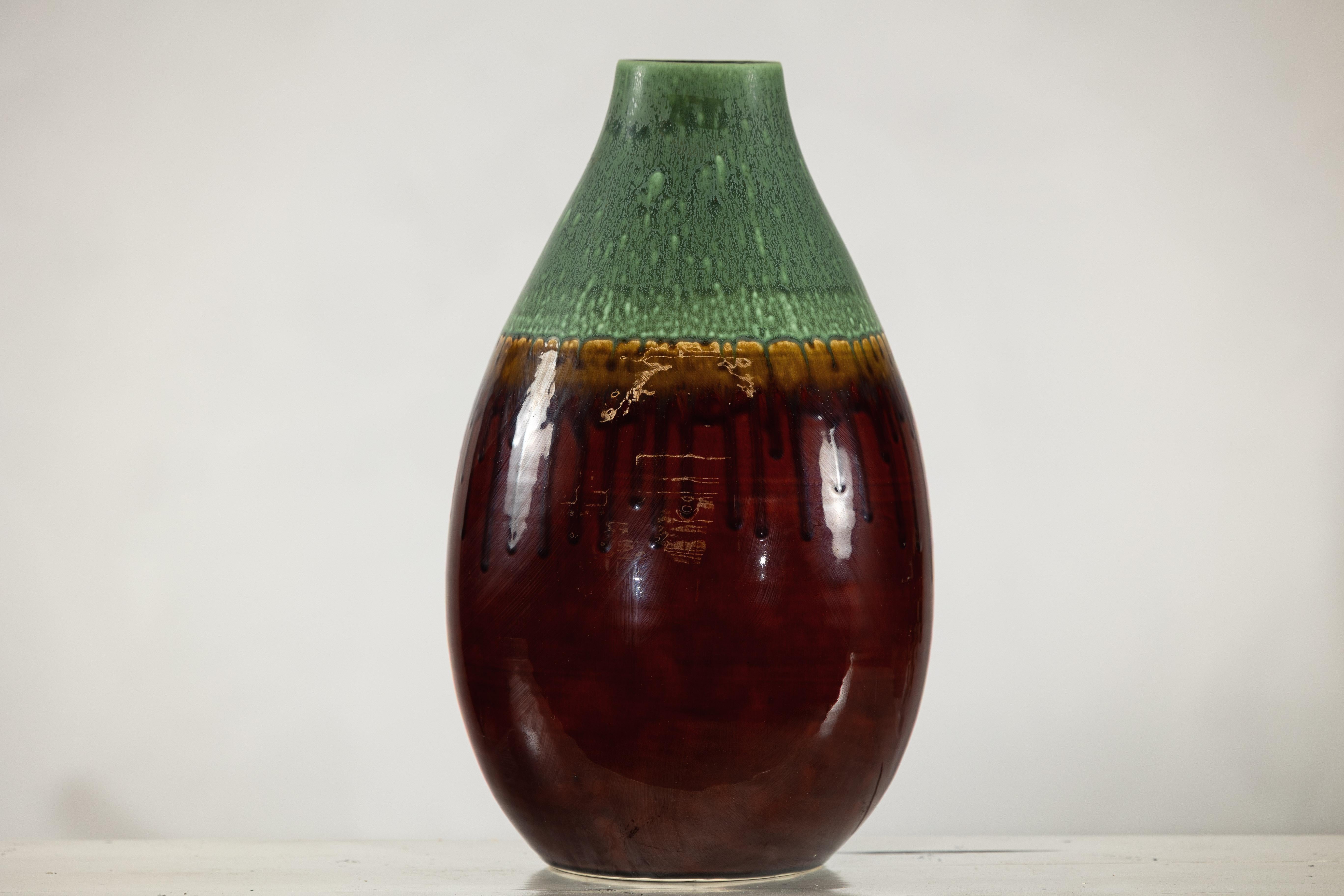 Smaltato Vaso in ceramica smaltata verde e marrone con effetto a goccia e silhouette arrotondata in vendita