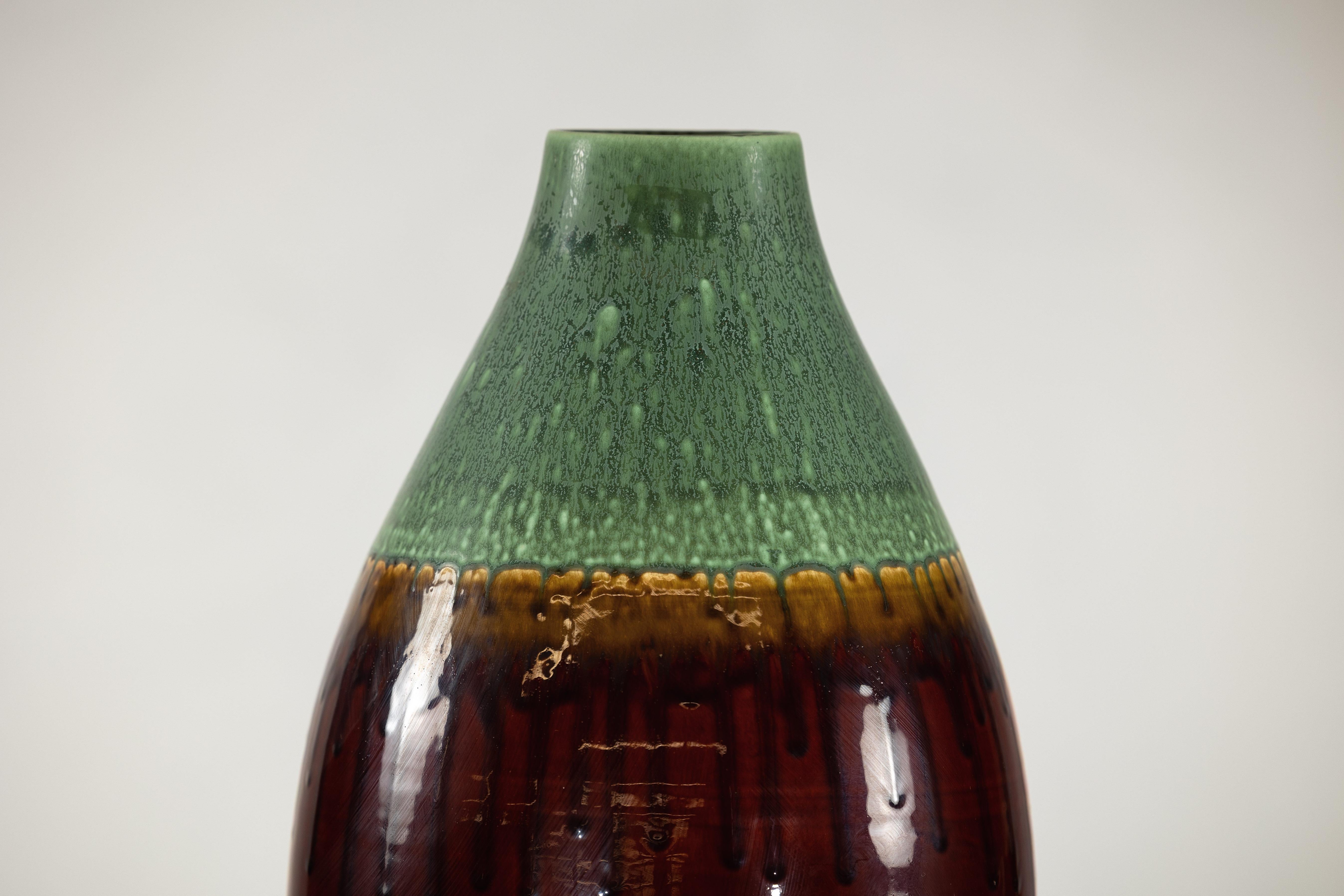 Vaso in ceramica smaltata verde e marrone con effetto a goccia e silhouette arrotondata In condizioni buone in vendita a Yonkers, NY