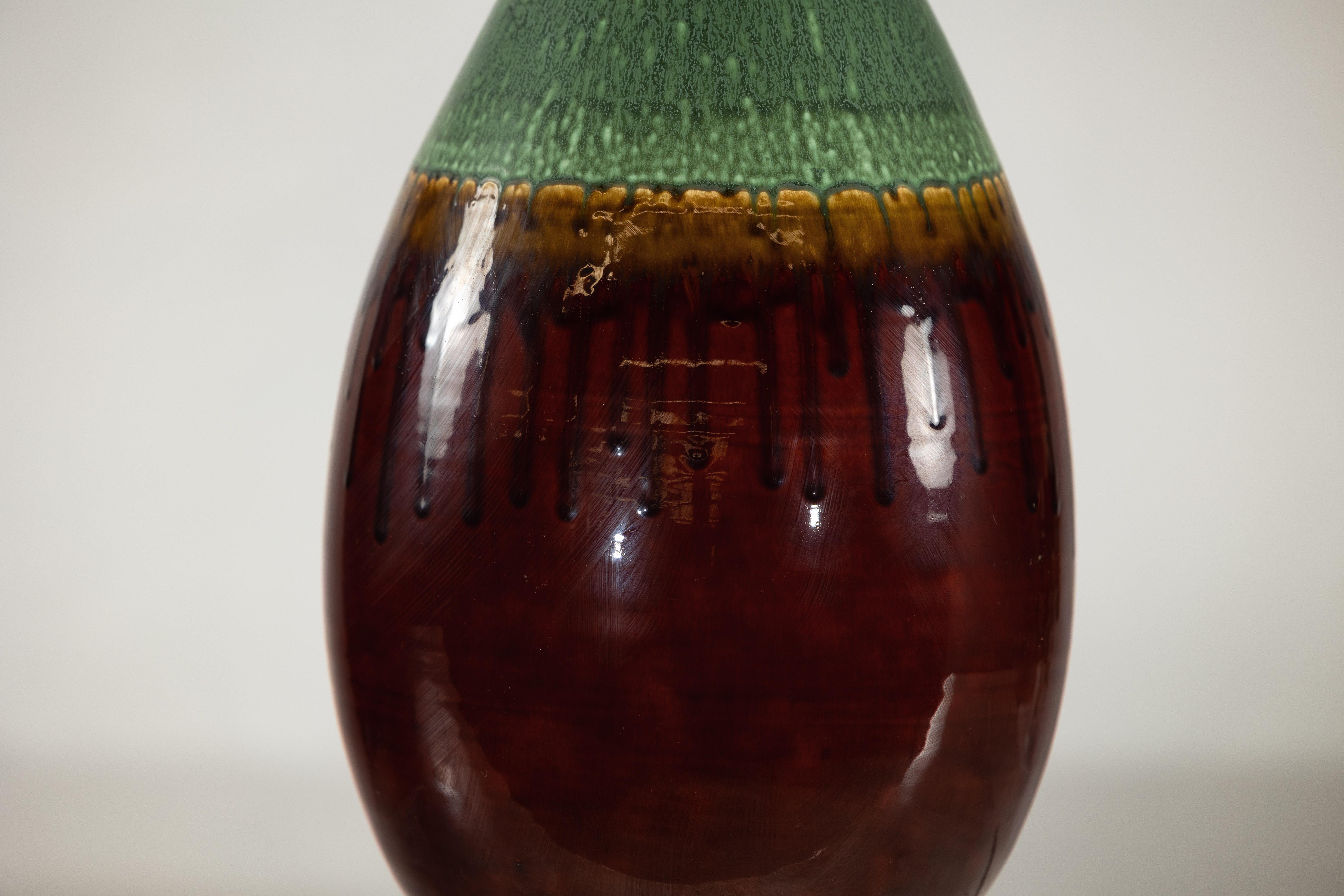 XXI secolo e contemporaneo Vaso in ceramica smaltata verde e marrone con effetto a goccia e silhouette arrotondata in vendita
