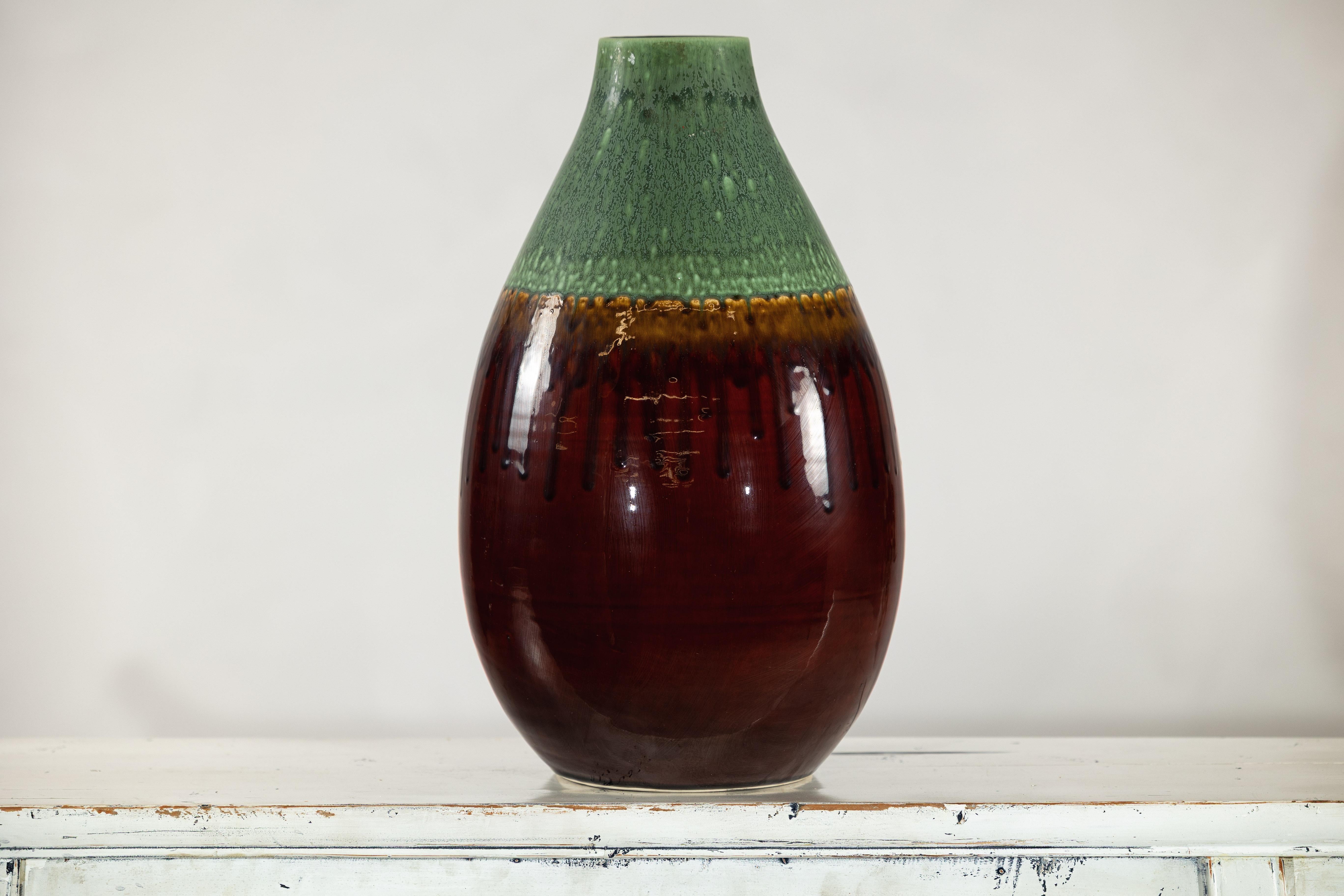 Vaso in ceramica smaltata verde e marrone con effetto a goccia e silhouette arrotondata in vendita 1