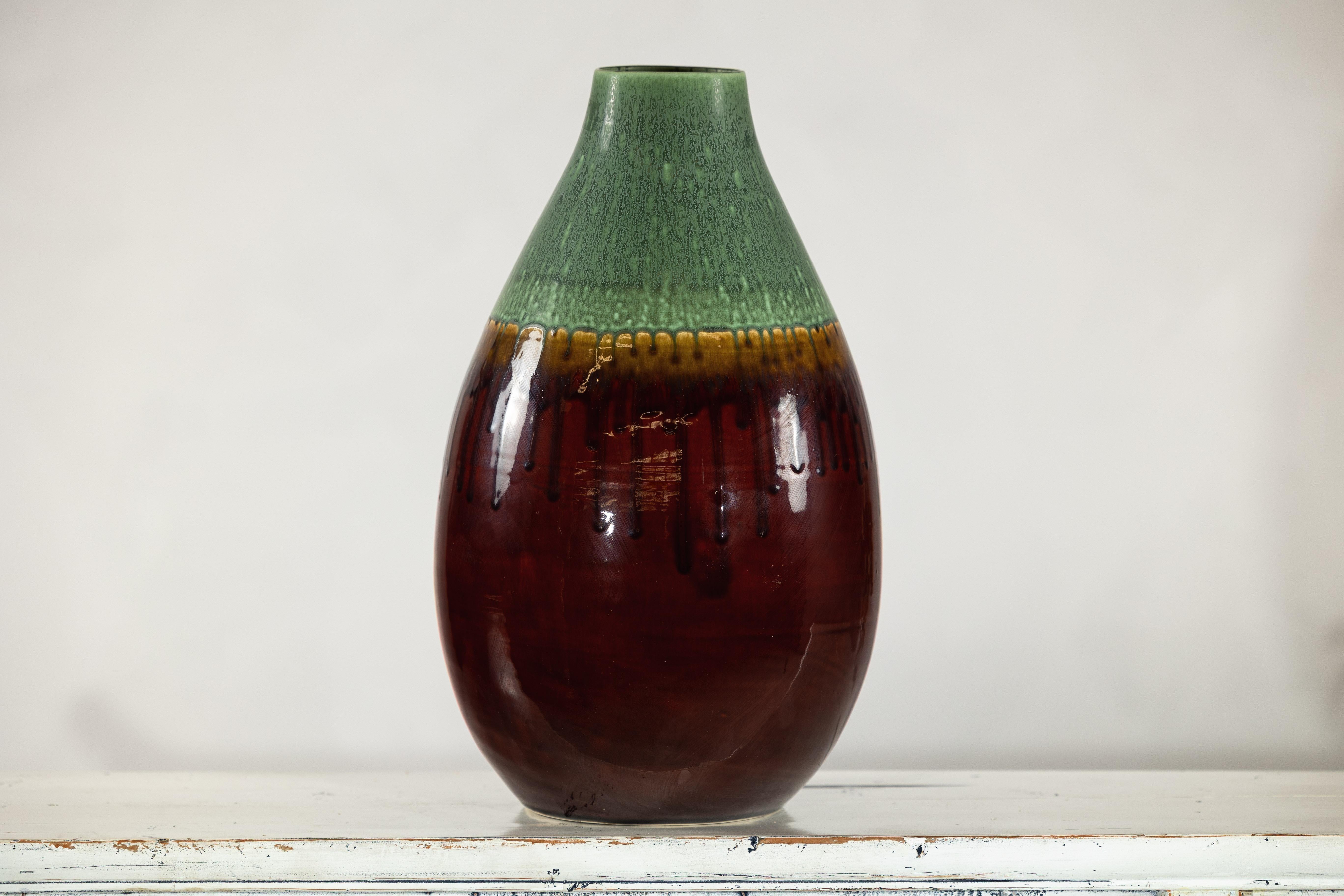 Vaso in ceramica smaltata verde e marrone con effetto a goccia e silhouette arrotondata in vendita 3