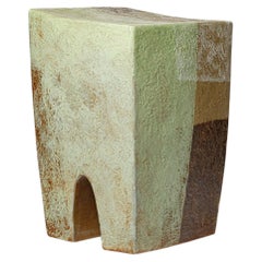 Hocker aus Steingut mit grüner und brauner Glasur von Martin Goerg, 2026.