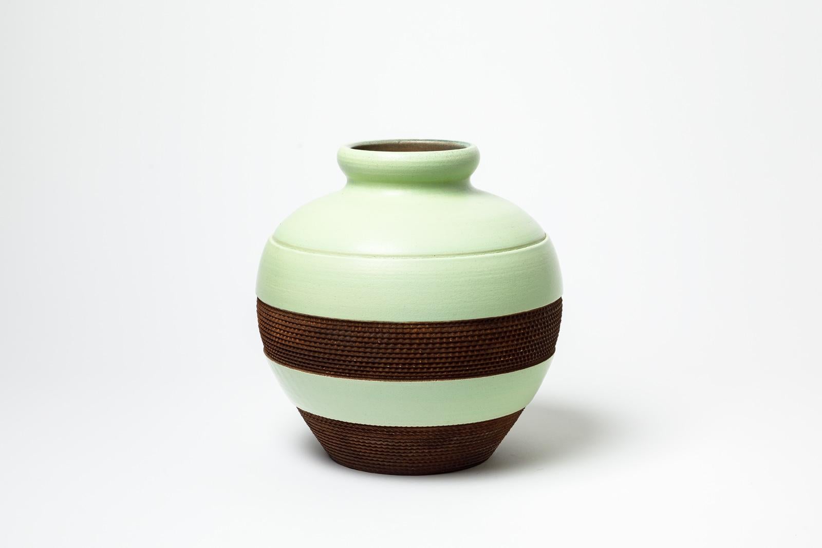 Green and brown glazed stoneware vase by Pol Chambost.
Artist signature under the base. Circa 1930.
H : 13.4’ x 9.4’ inches.
