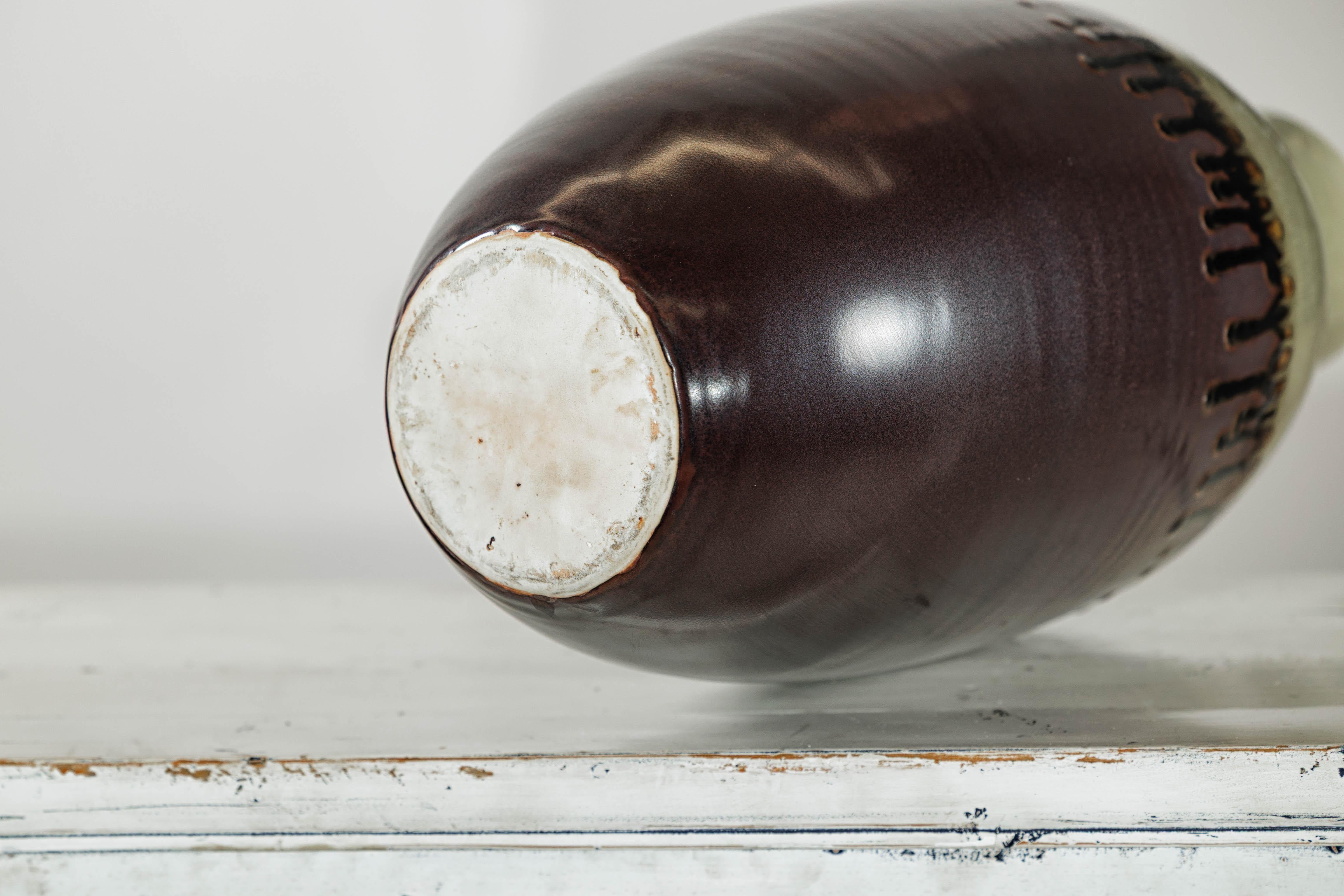 Grüne und braune Vase mit Tropfglasur und asymmetrischem Rand im Angebot 4