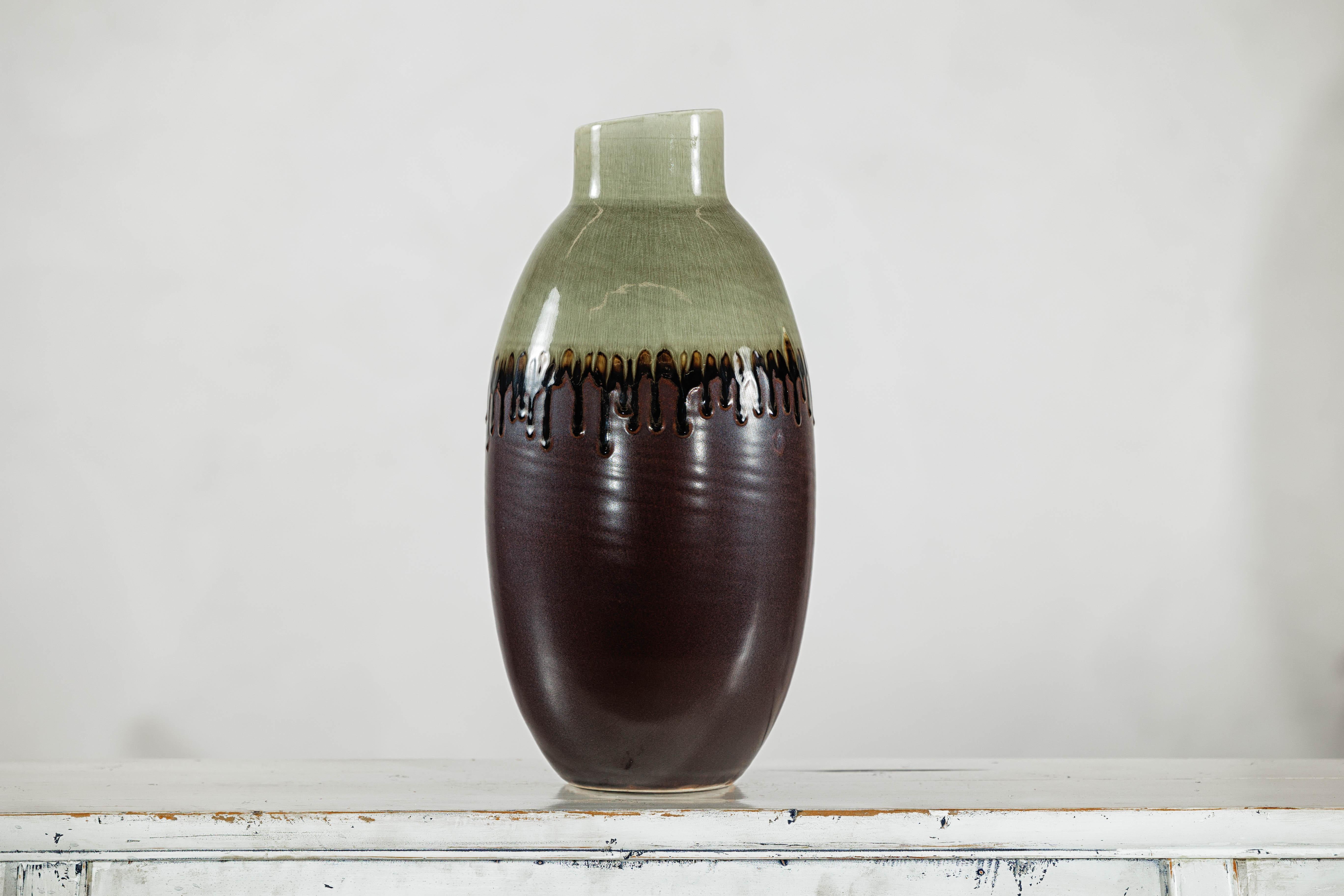 Grüne und braune Vase mit Tropfglasur und asymmetrischem Rand im Angebot 5
