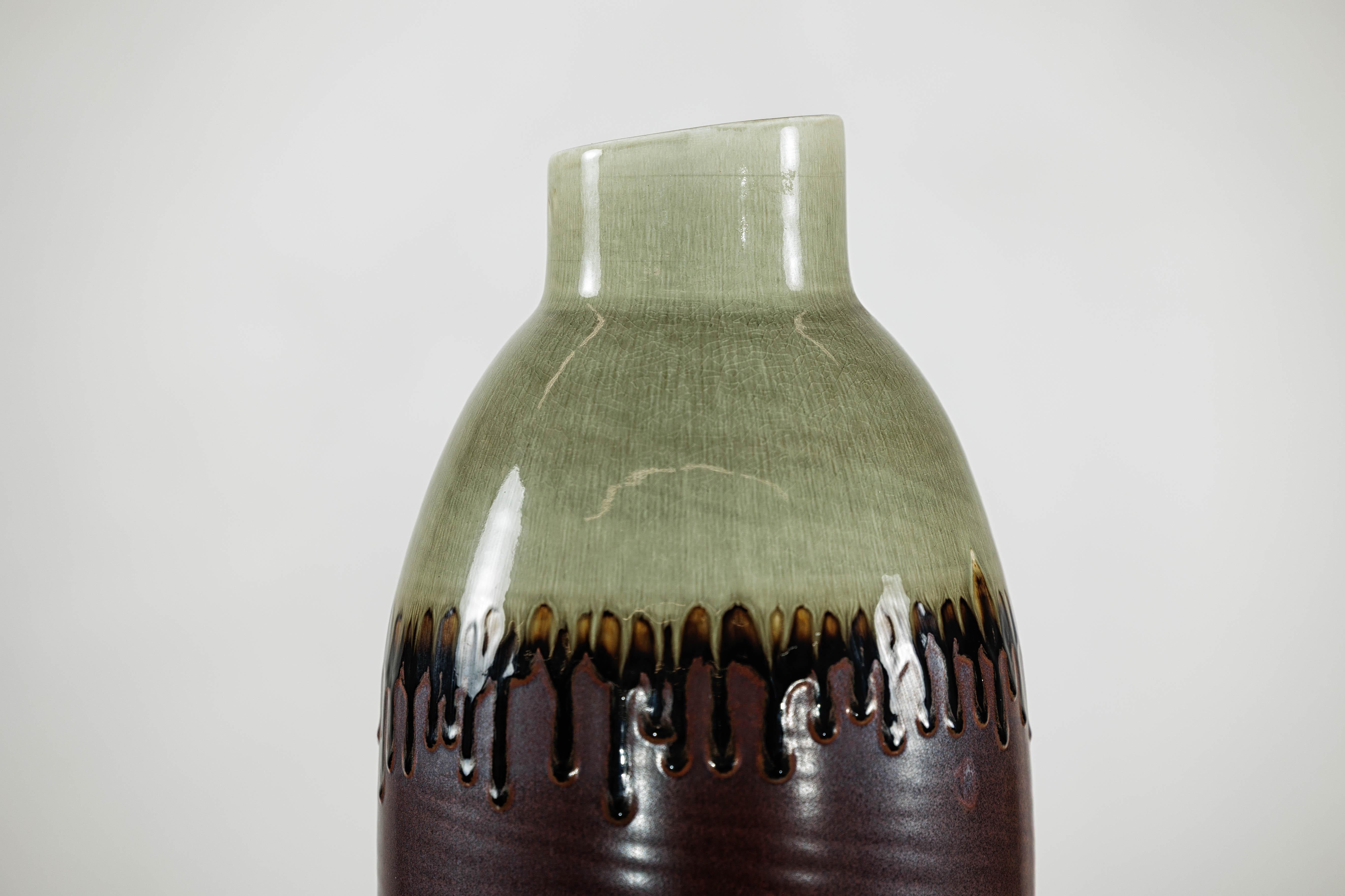 Grüne und braune Vase mit Tropfglasur und asymmetrischem Rand (Glasiert) im Angebot
