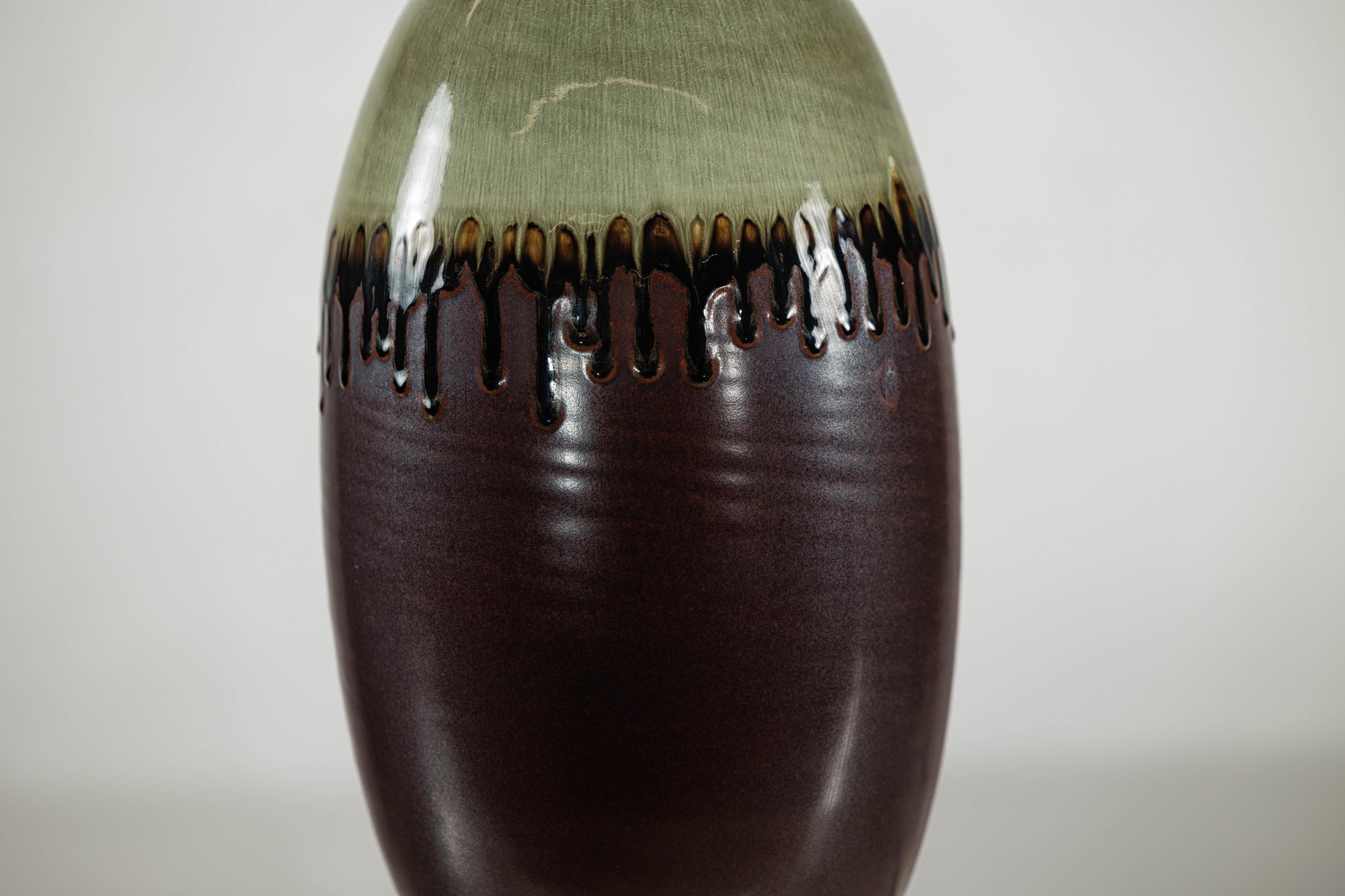 Grüne und braune Vase mit Tropfglasur und asymmetrischem Rand im Zustand „Gut“ im Angebot in Yonkers, NY