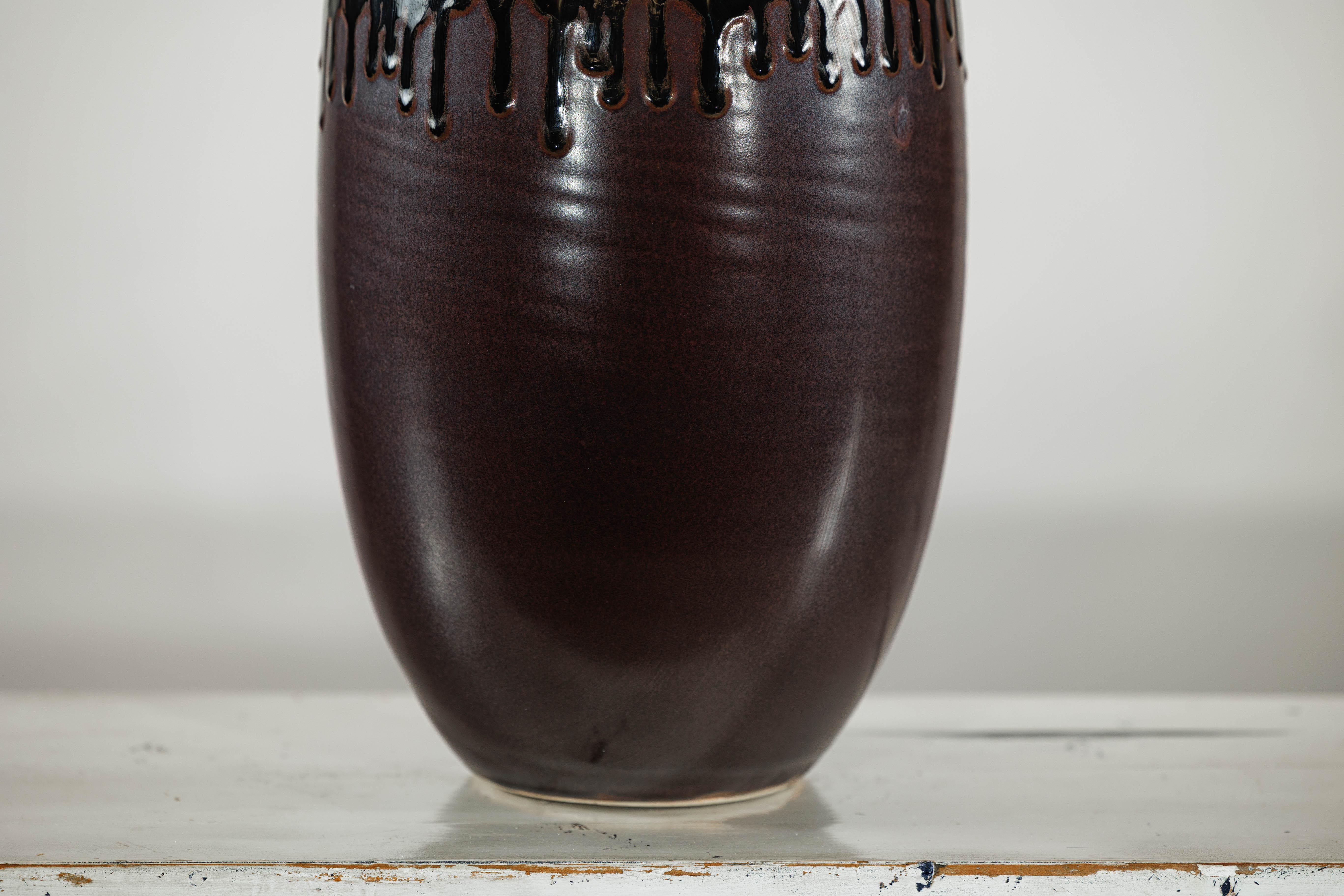 Grüne und braune Vase mit Tropfglasur und asymmetrischem Rand (20. Jahrhundert) im Angebot